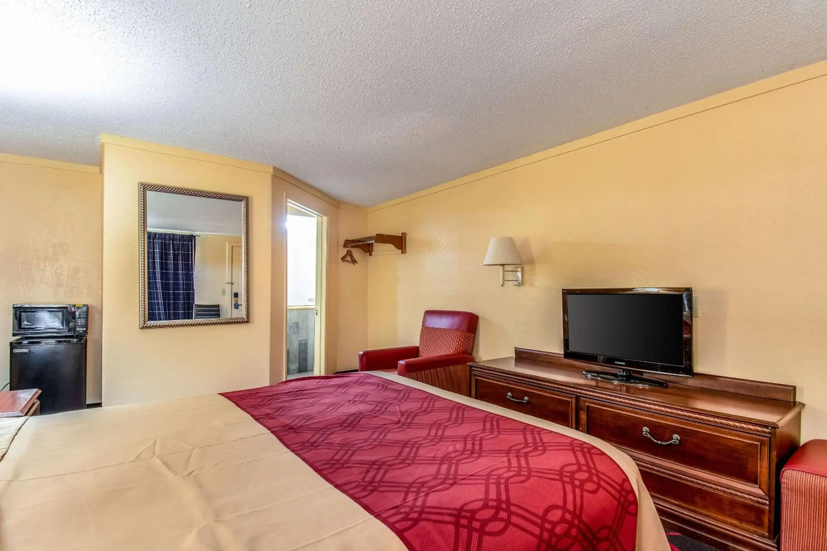 Photo of the whole room, Bed in Rodeway Inn