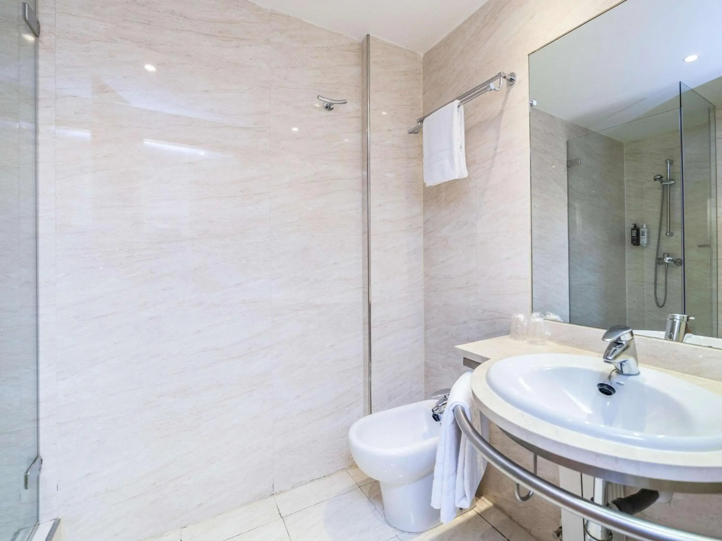 Photo of the whole room, Bathroom in  ibis Madrid Alcala de Henares La Garena