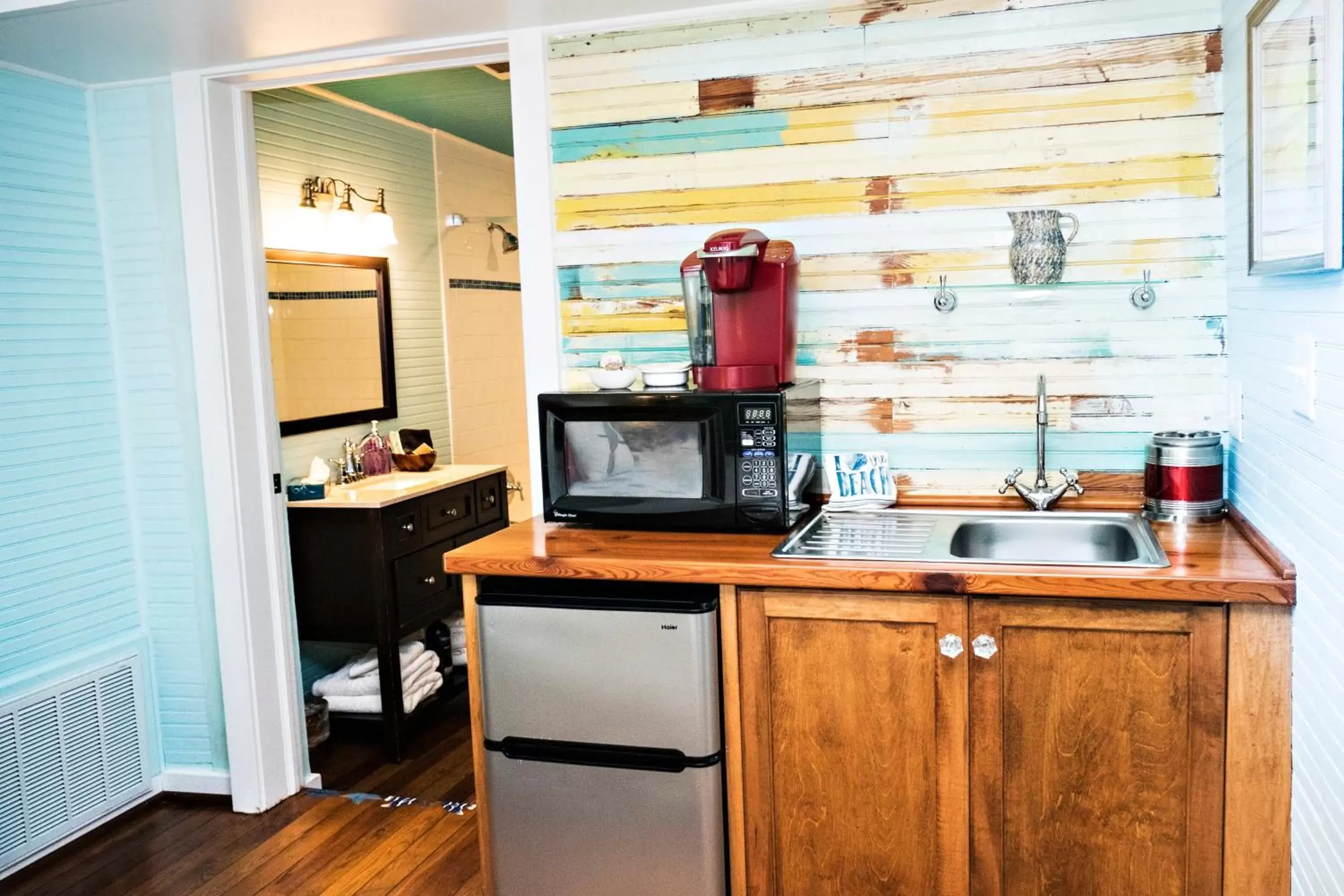 Coffee/tea facilities, Kitchen/Kitchenette in Beachview Inn and Spa