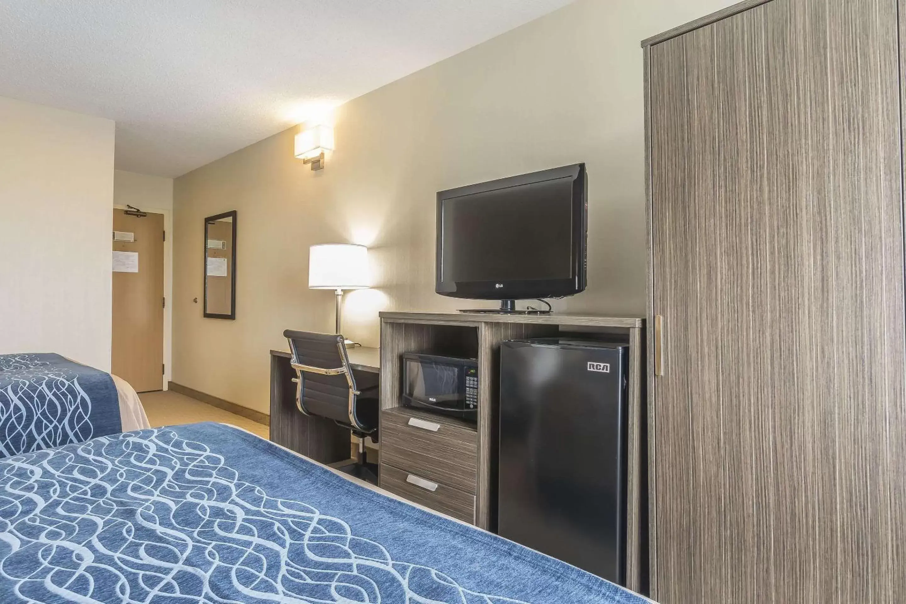 Photo of the whole room, TV/Entertainment Center in Comfort Inn Levis