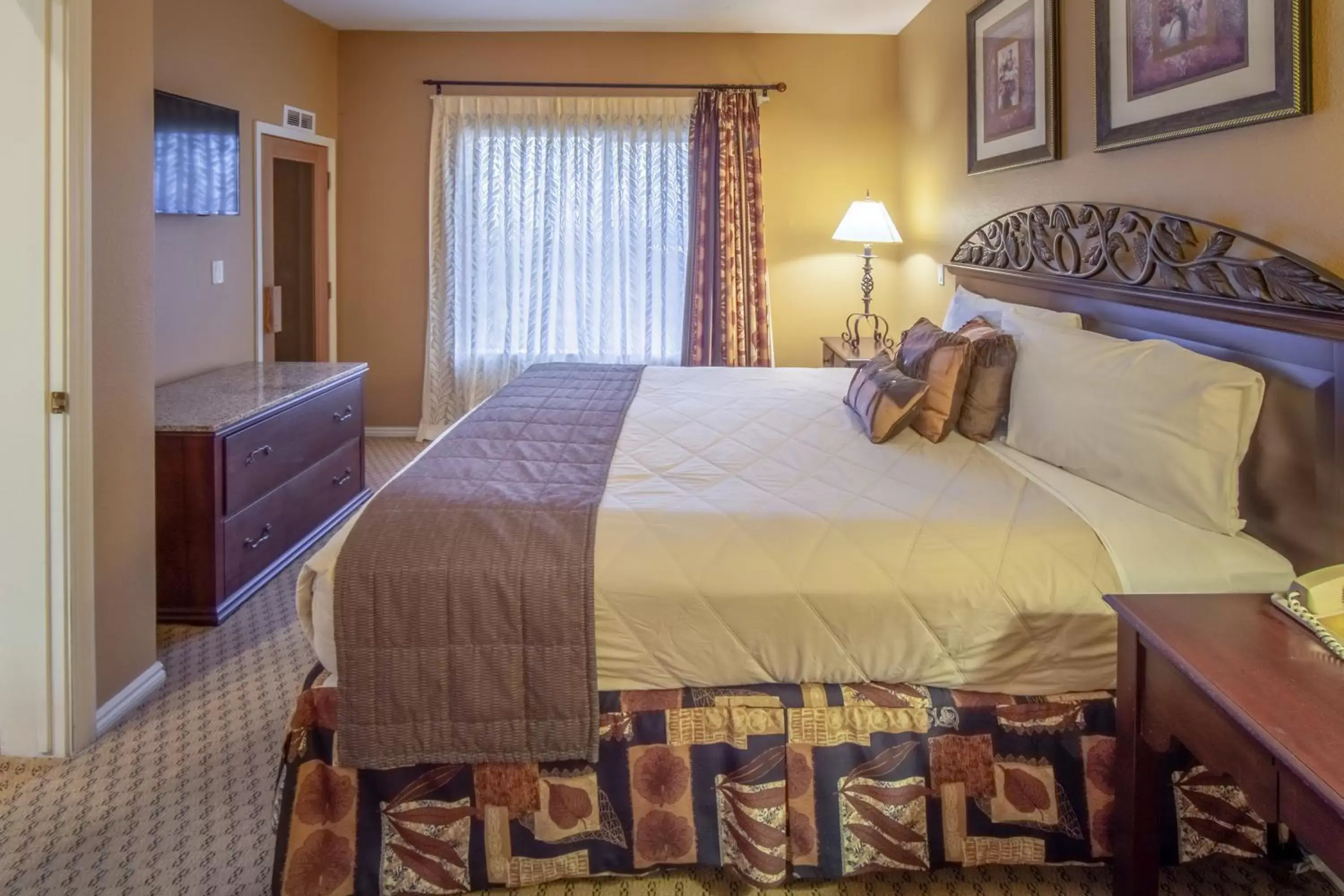 Bathroom, Bed in Holiday Inn Club Vacations - David Walley's Resort, an IHG Hotel