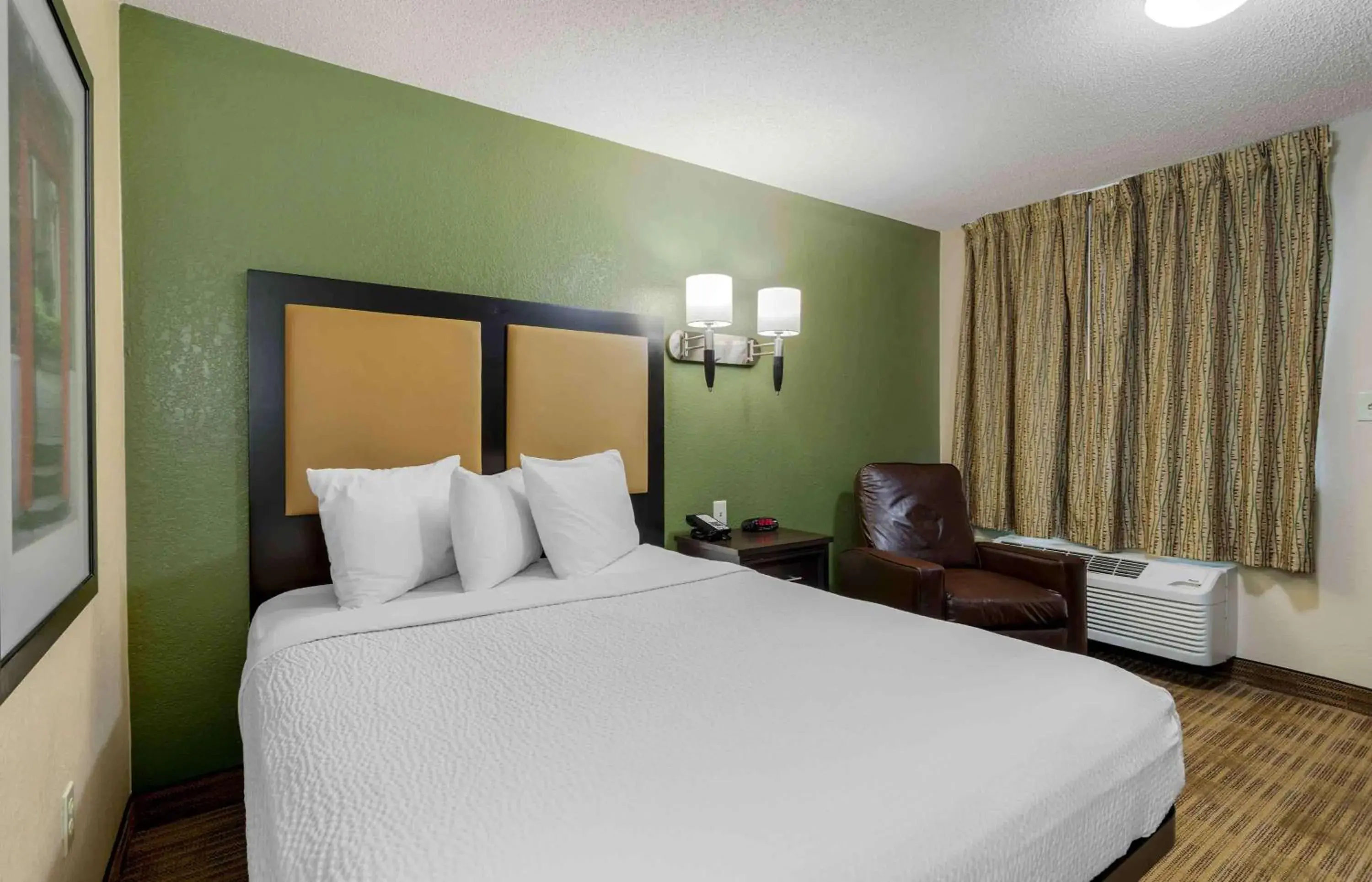 Bedroom, Bed in Extended Stay America Suites - Chattanooga - Airport