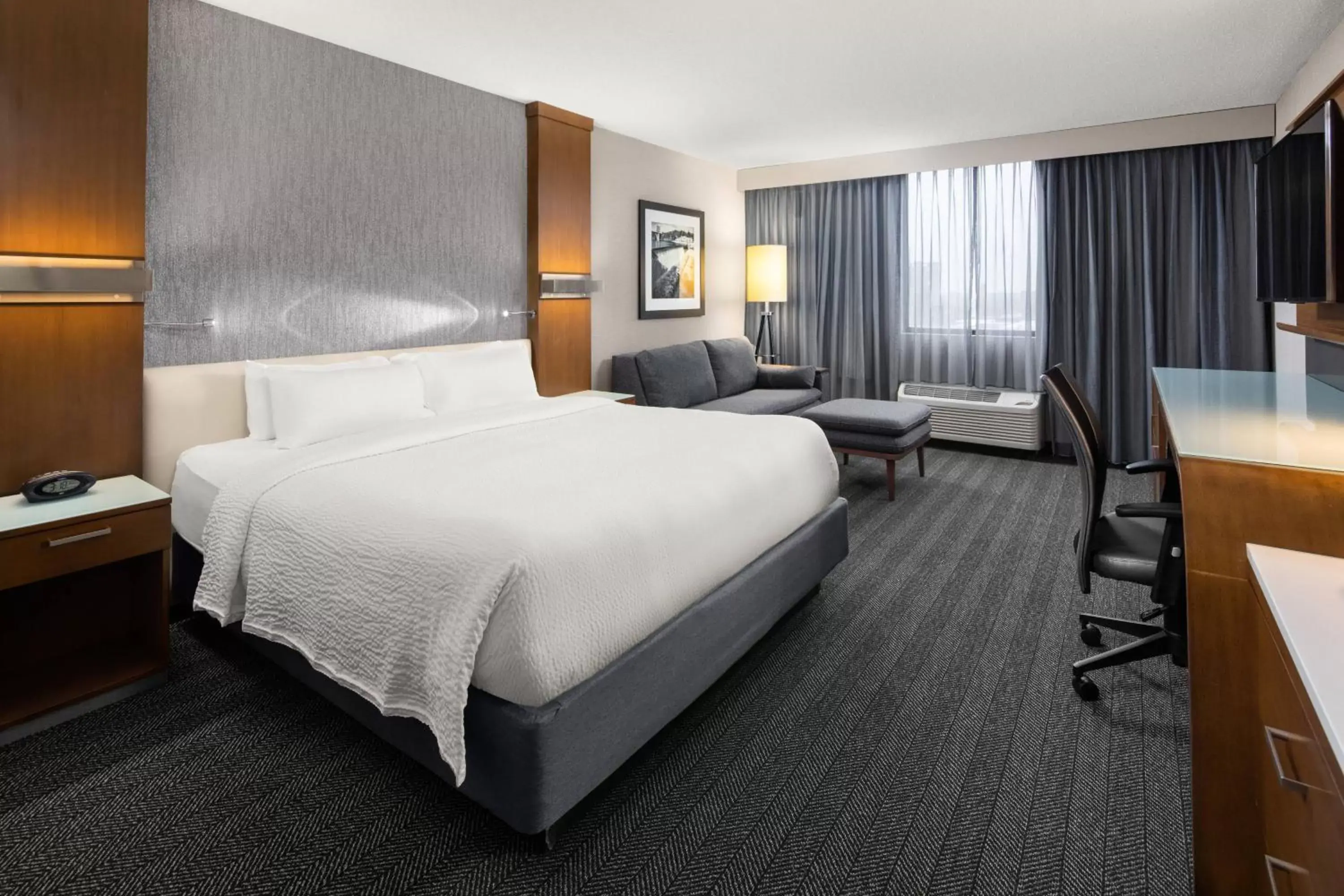 Photo of the whole room, Bed in Courtyard by Marriott Minneapolis Downtown