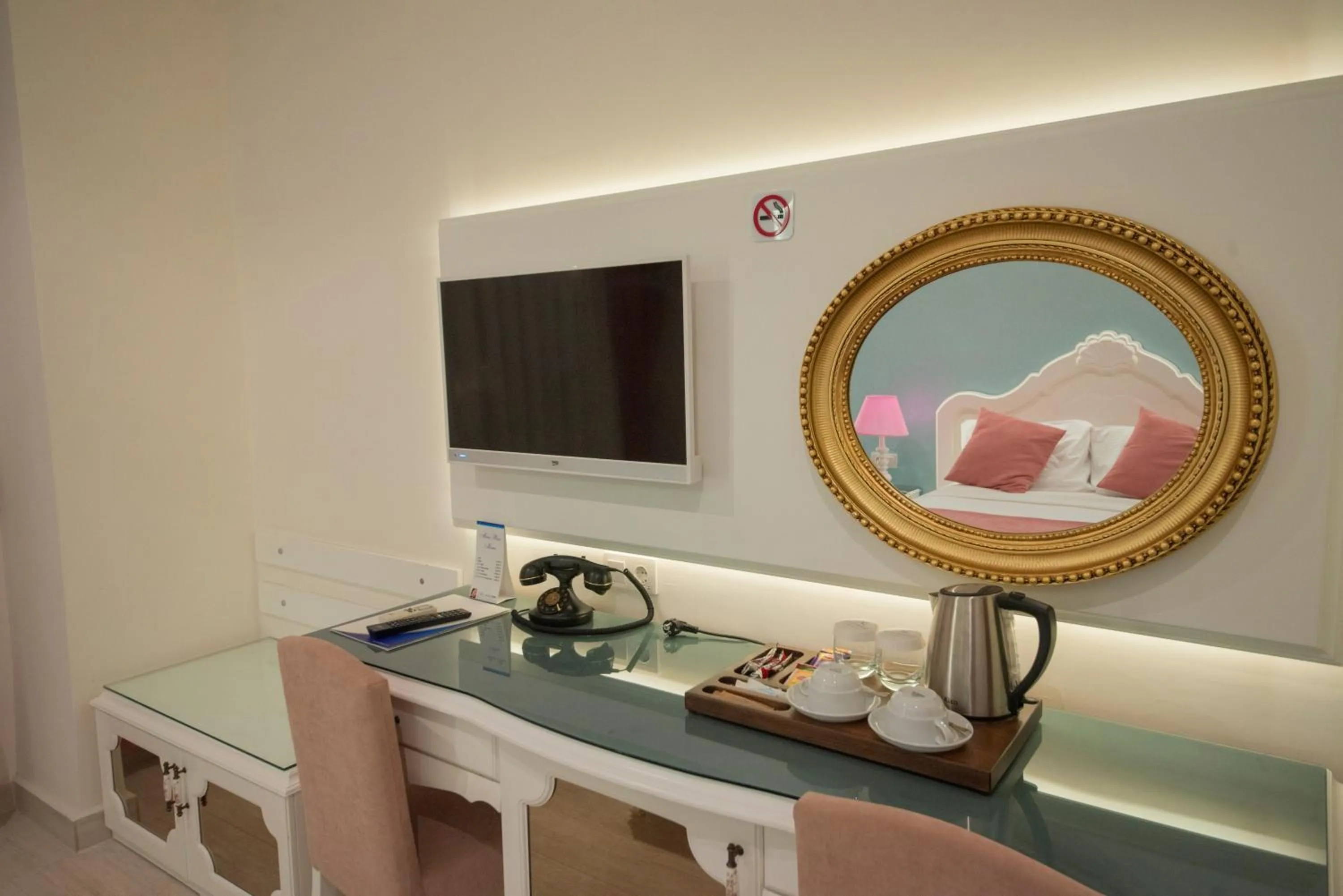 Coffee/tea facilities in Montebello Deluxe Hotel