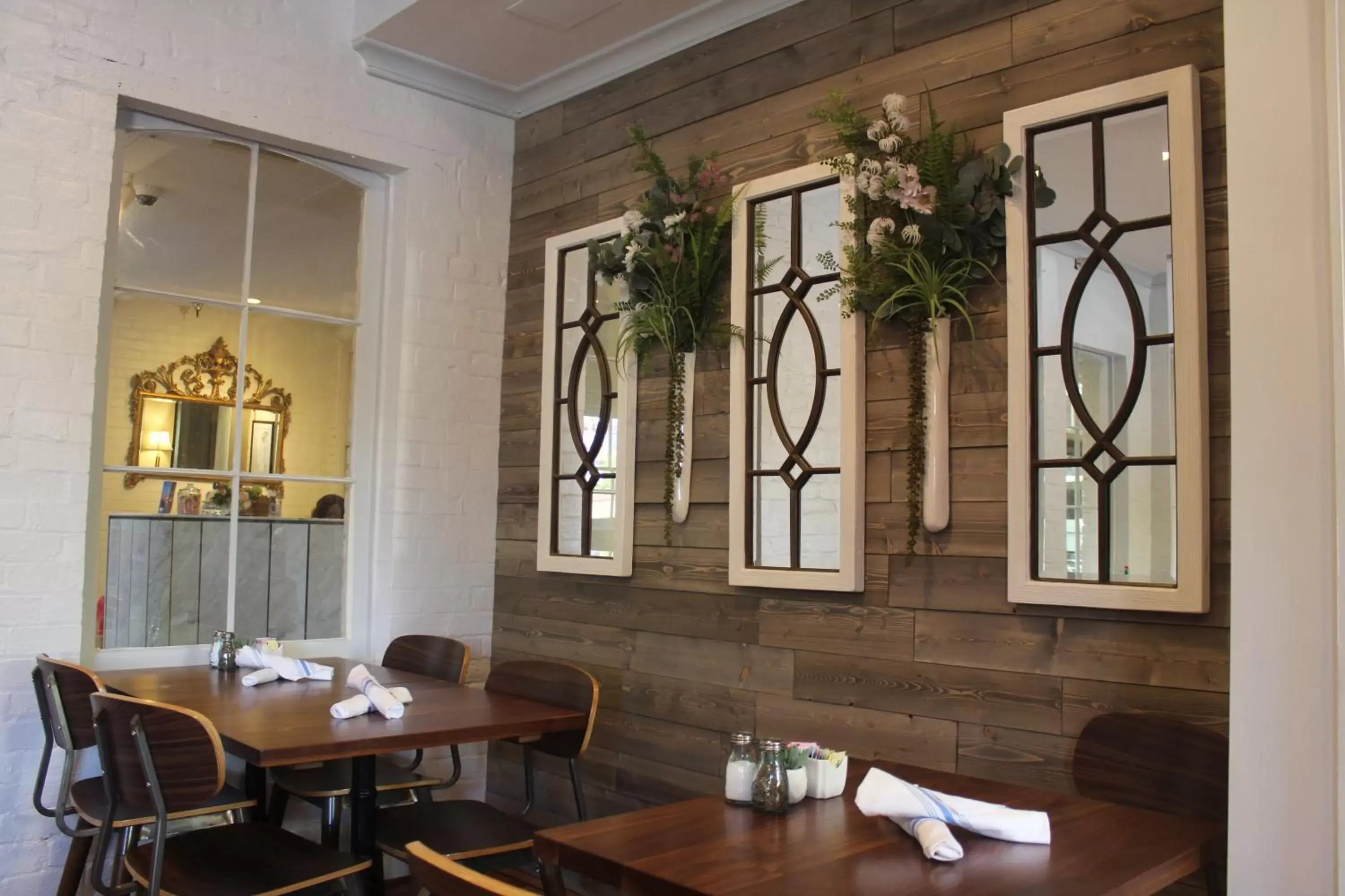 Restaurant/Places to Eat in Linden Row Inn