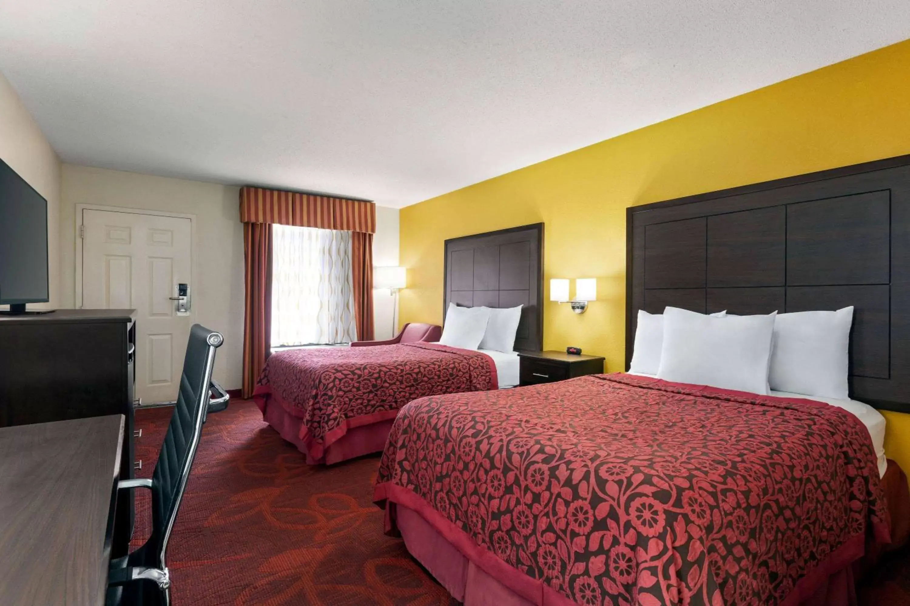 Photo of the whole room, Bed in Days Inn by Wyndham Weldon Roanoke Rapids