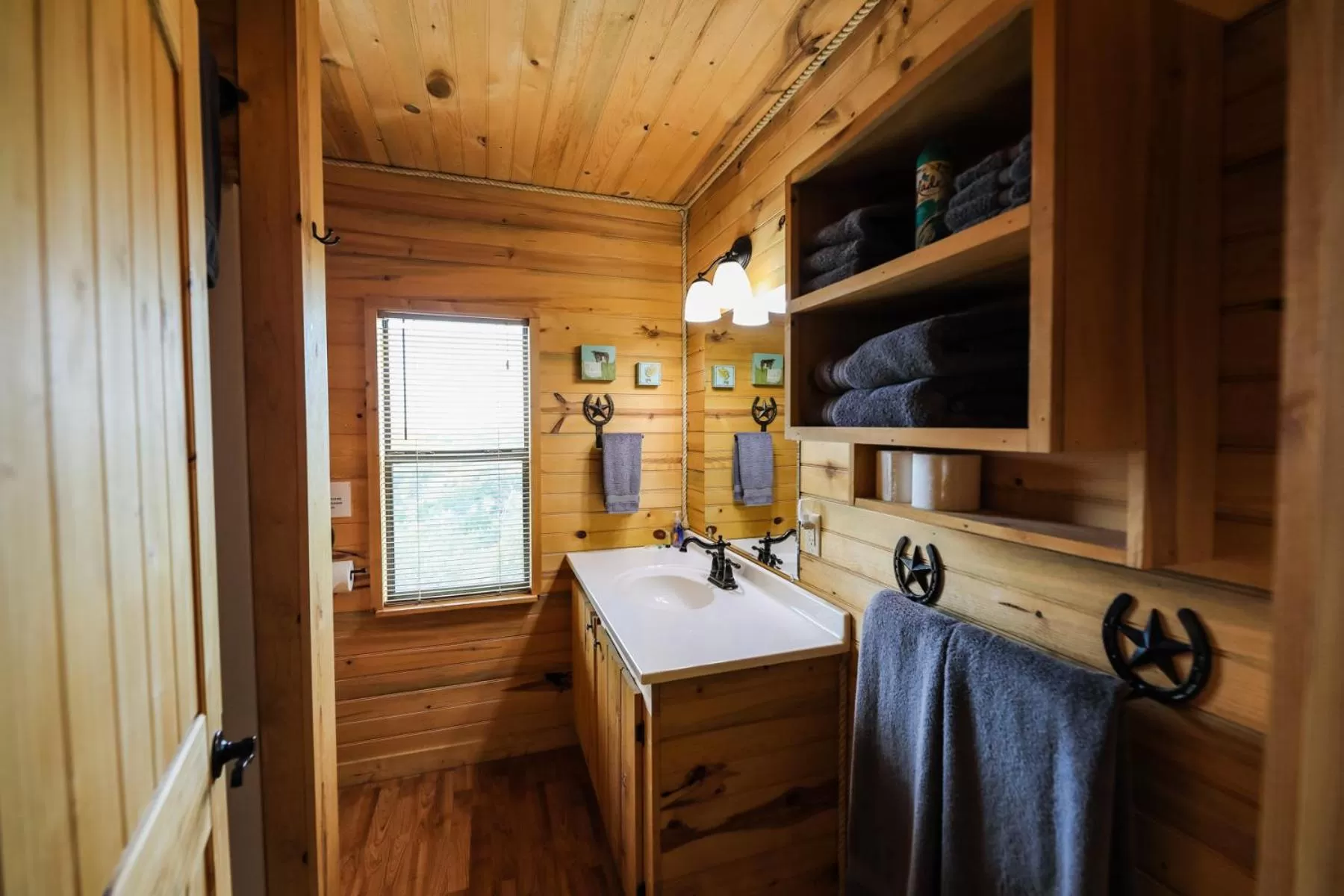 Bathroom in Walnut Canyon Cabins