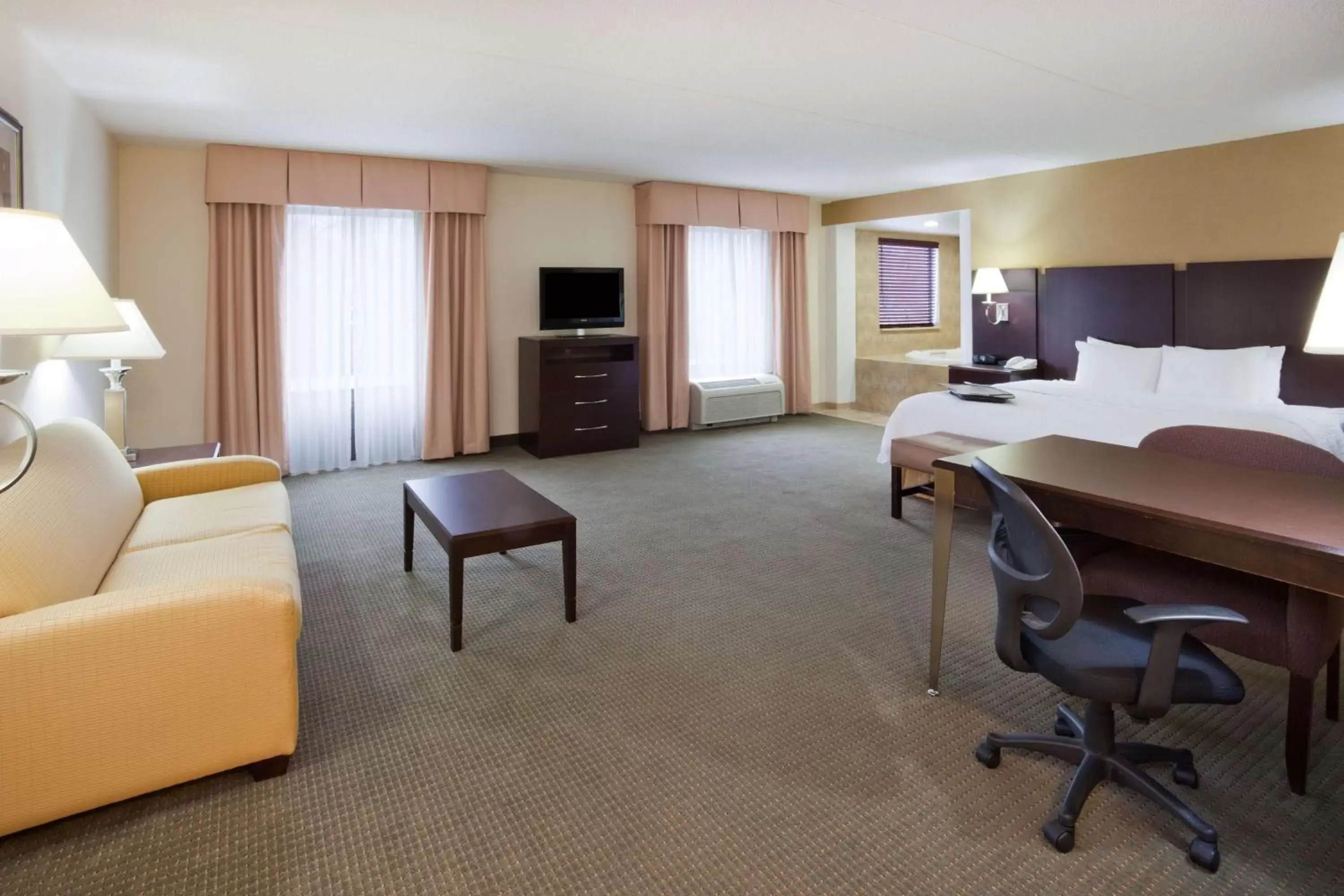 Bed, Seating Area in Hampton Inn & Suites Lino Lakes