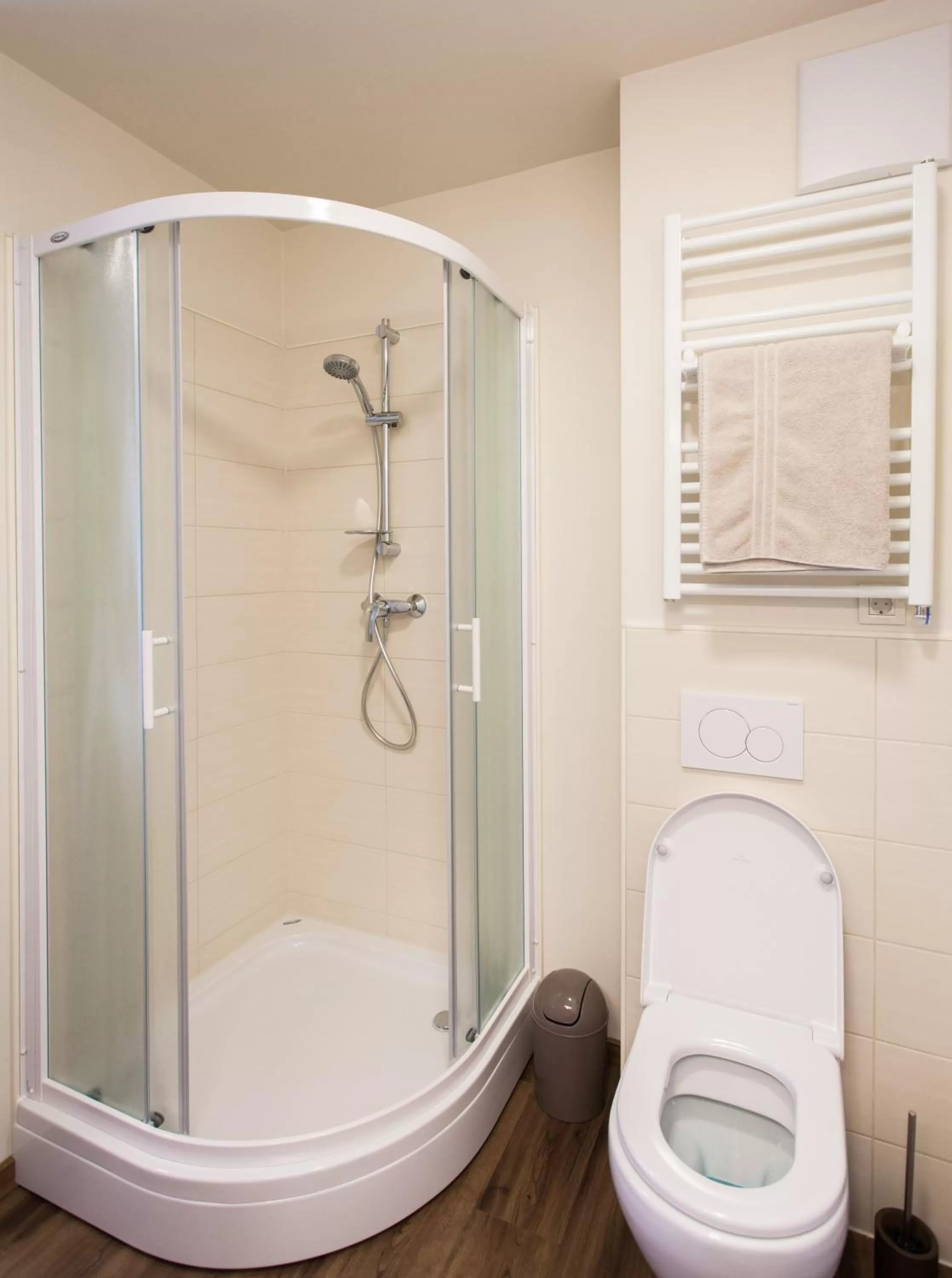 Shower in Hotel Pomaranča