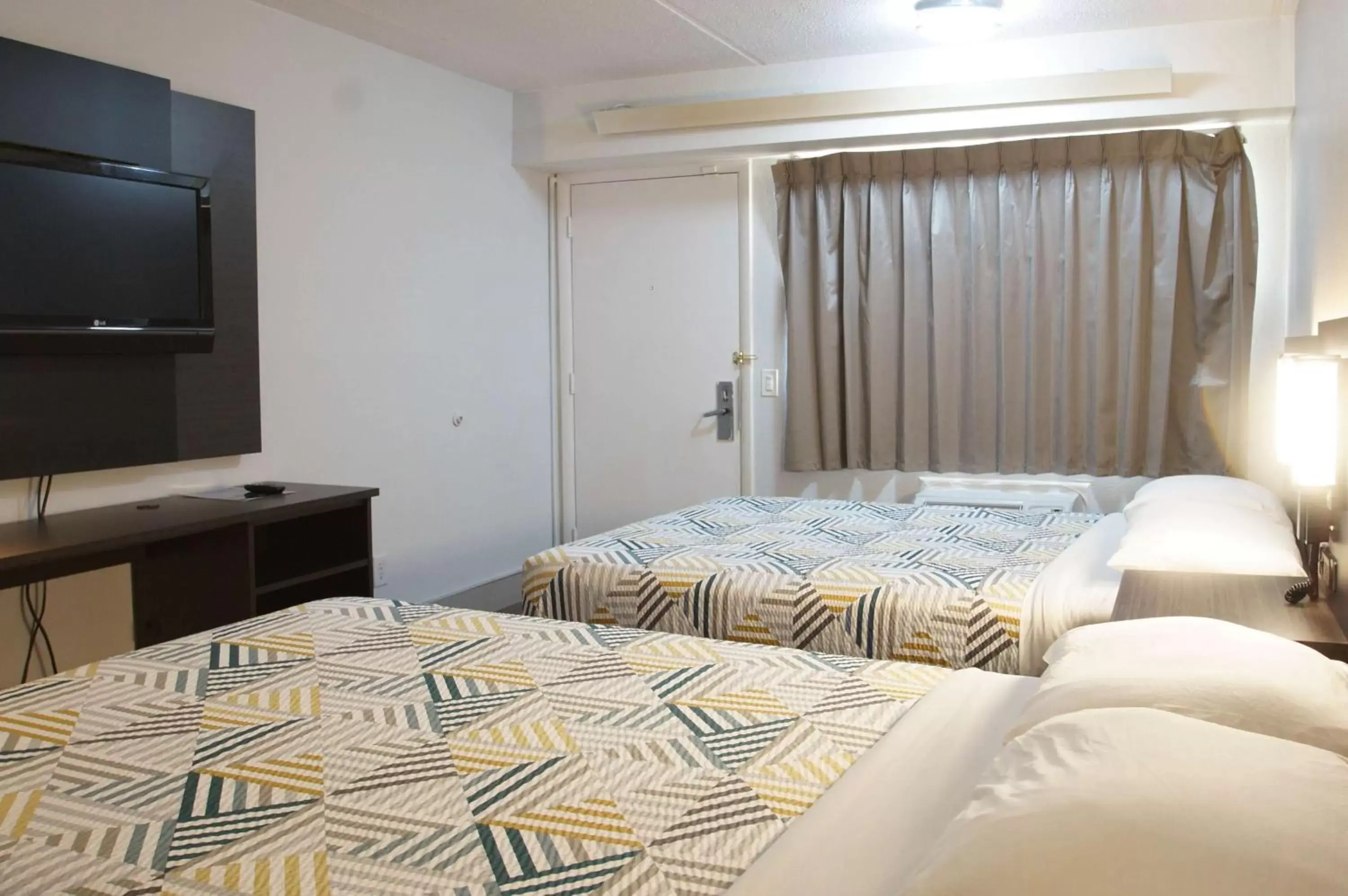 Quadruple Room - Disability Access - Non-Smoking in Motel 6-Charlotte, NC - Coliseum Quadruple Room - Disability Access - Non-Smoking in Motel 6-Charlotte, NC - Coliseum