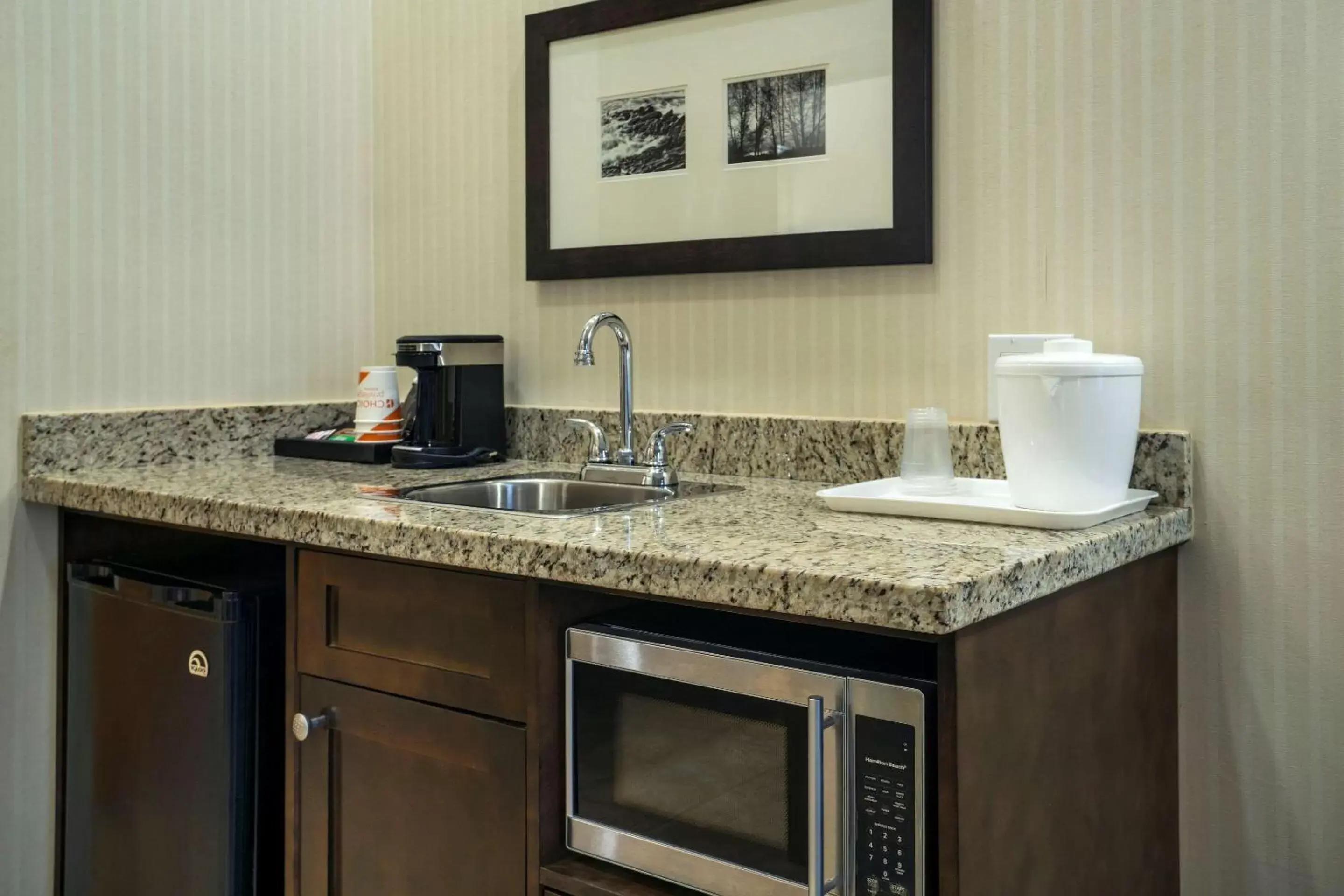 Bedroom, Kitchen/Kitchenette in Comfort Inn & Suites Surrey