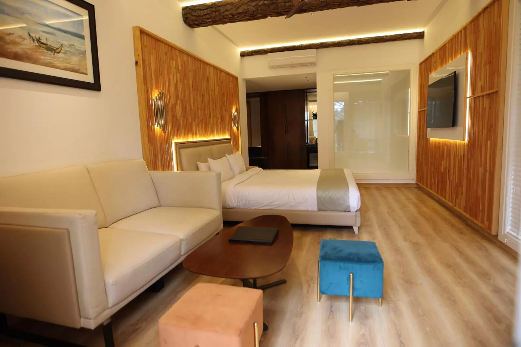 Bedroom, Seating Area in Kasauli Hills Resort