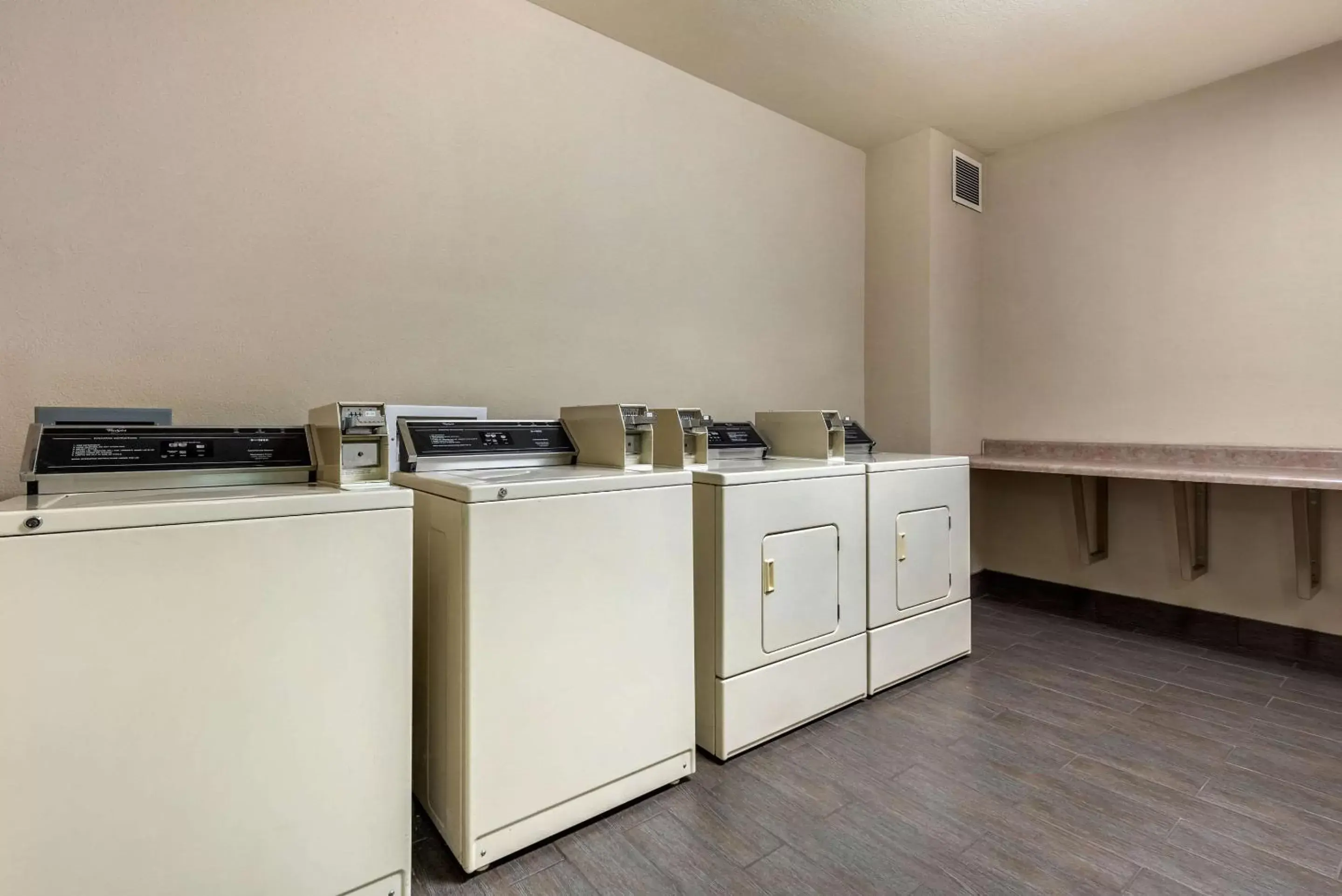 laundry, Kitchen/Kitchenette in Comfort Suites near Route 66