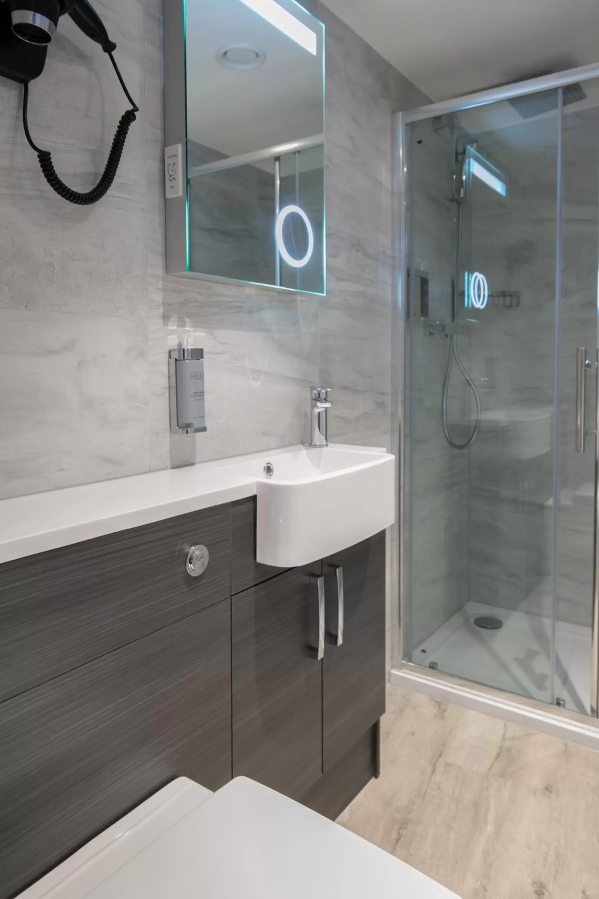 Shower, Bathroom in Sadie Best Western Hotel at Luton