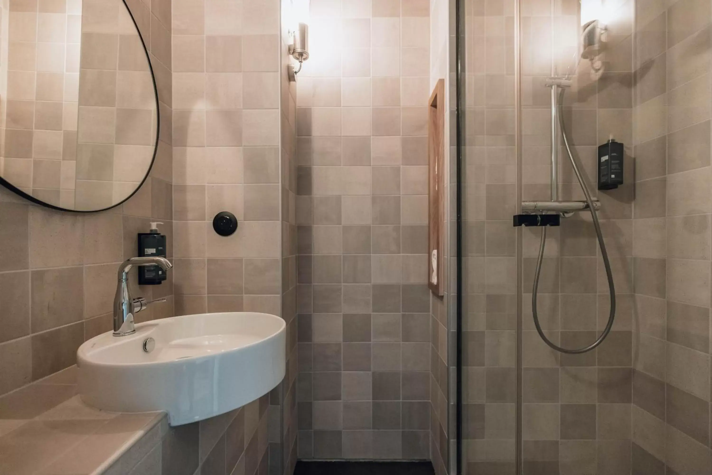 Bathroom in greet Hotel La Rochelle Centre