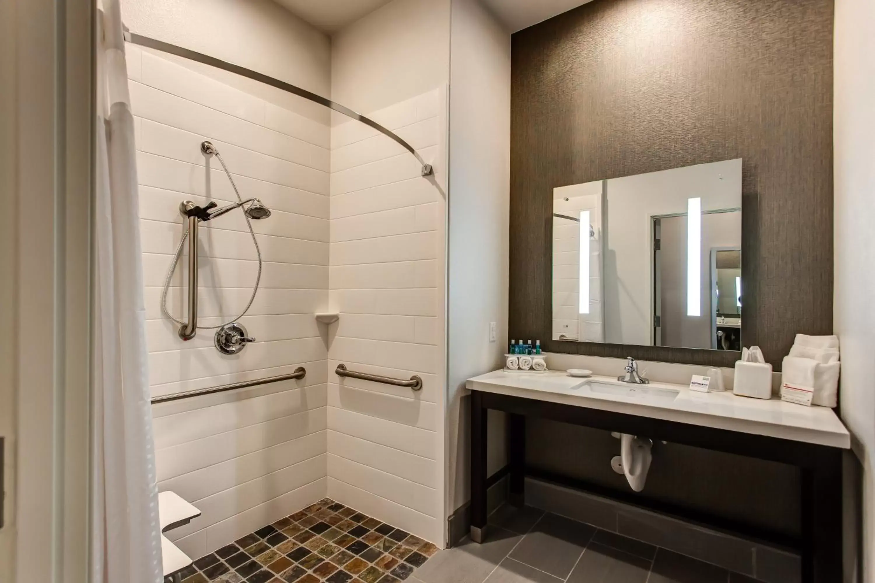 Photo of the whole room, Bathroom in Holiday Inn Express & Suites Gatesville - N. Ft Hood, an IHG Hotel