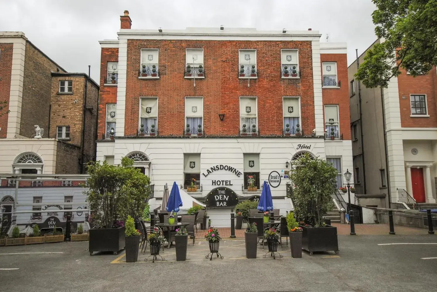 Property Building in The Lansdowne Hotel