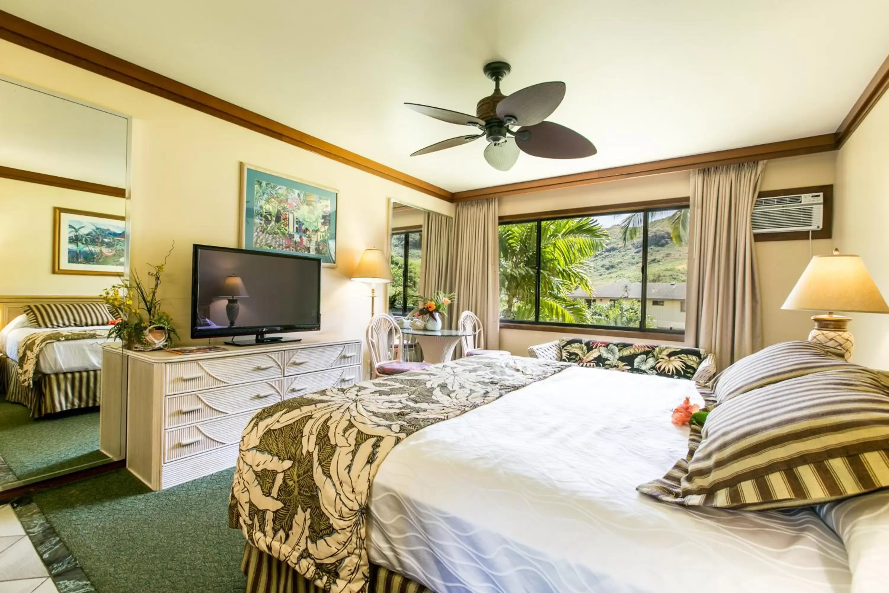 Bed in The Kauai Inn