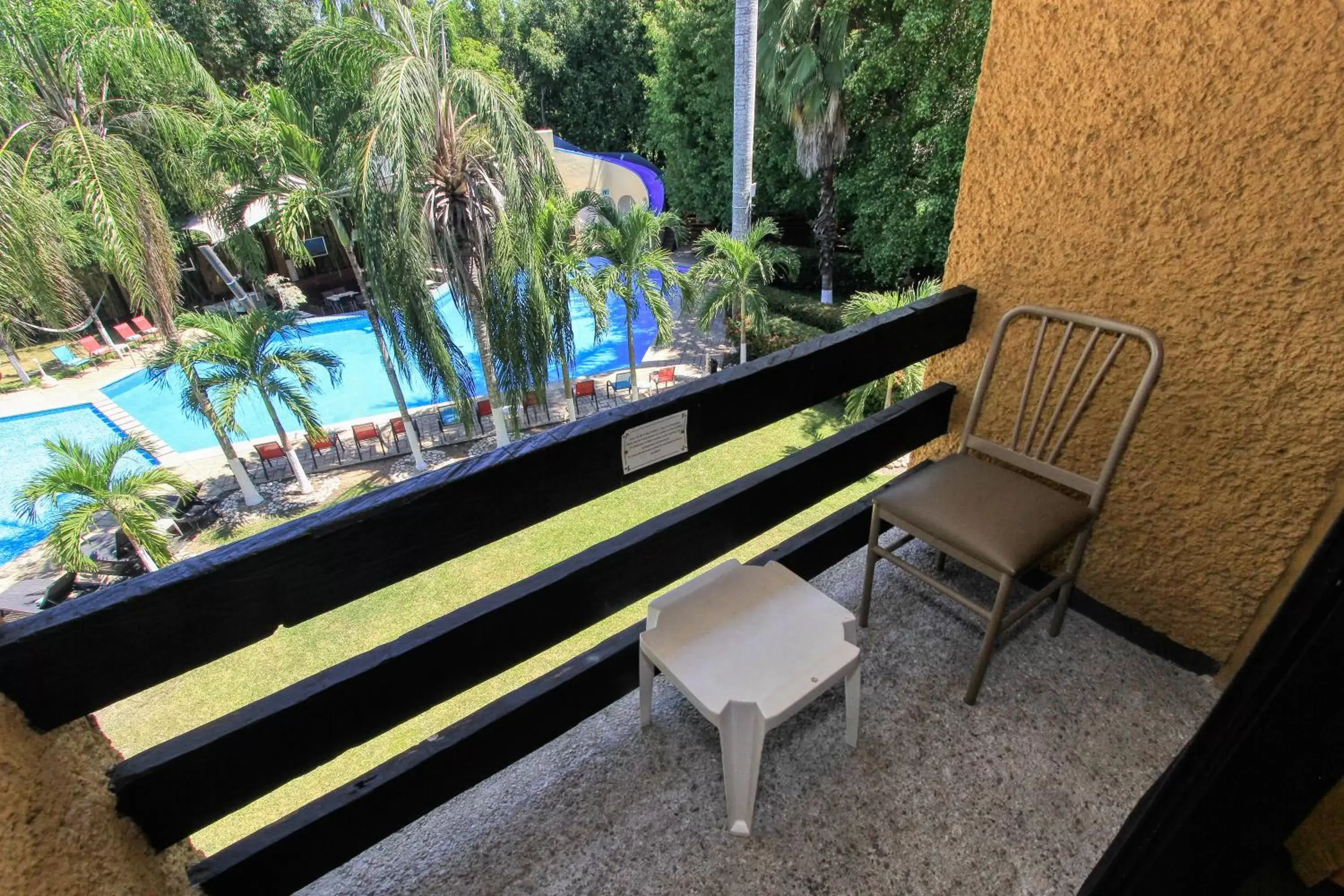 Balcony/Terrace, Pool View in Hotel Ciudad Real Palenque