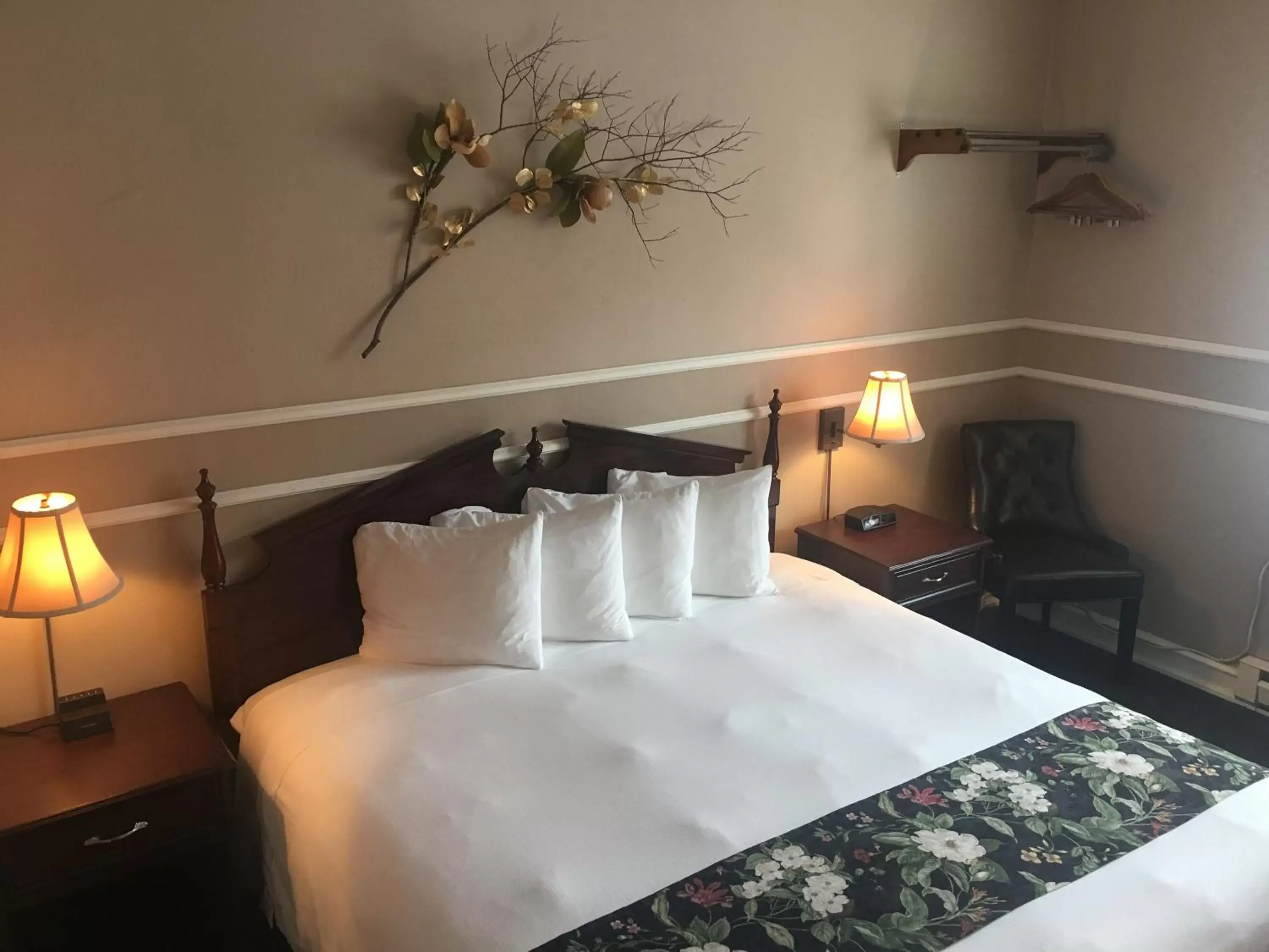Bed in Kalispell Grand Hotel