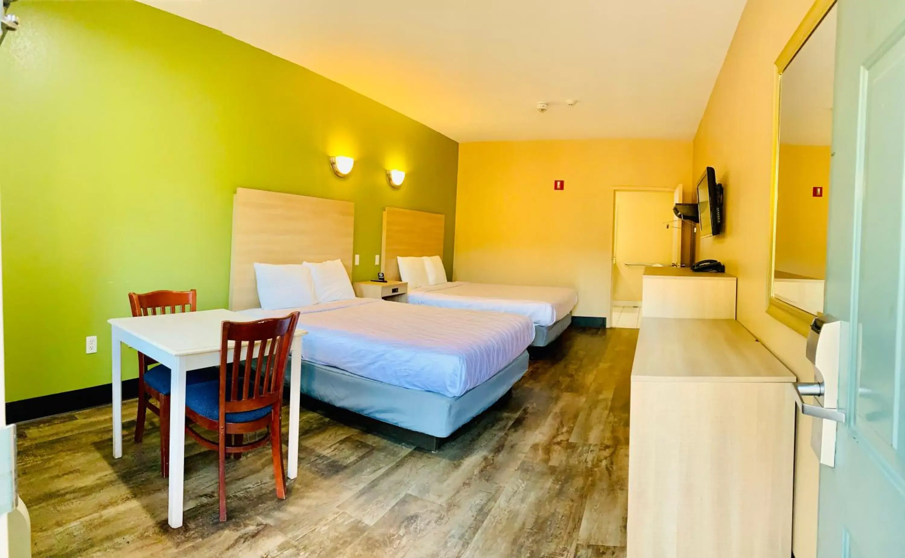 Photo of the whole room, Bed in Weston Inn & Suites Photo of the whole room, Bed in Weston Inn & Suites