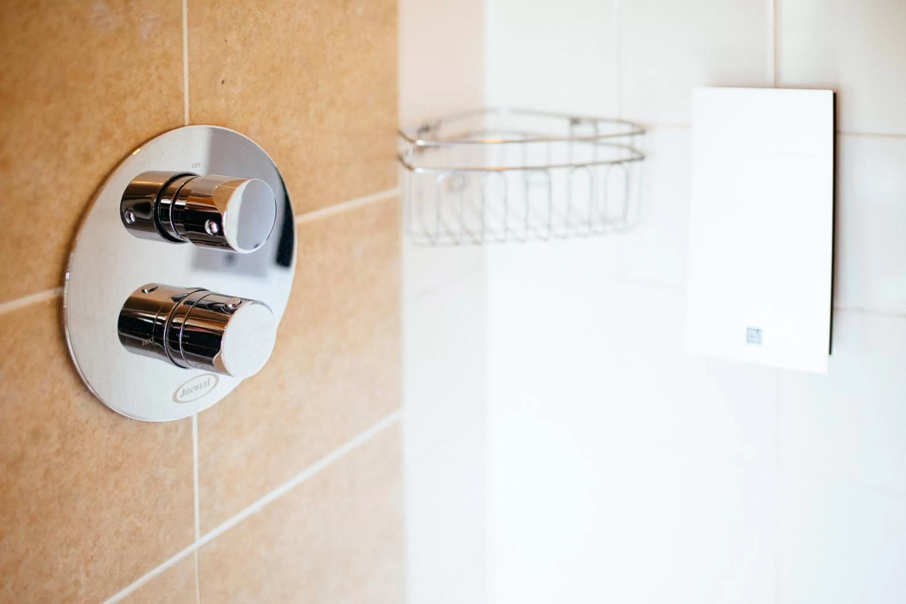 Shower in Pymgate Lodge Hotel Manchester Airport