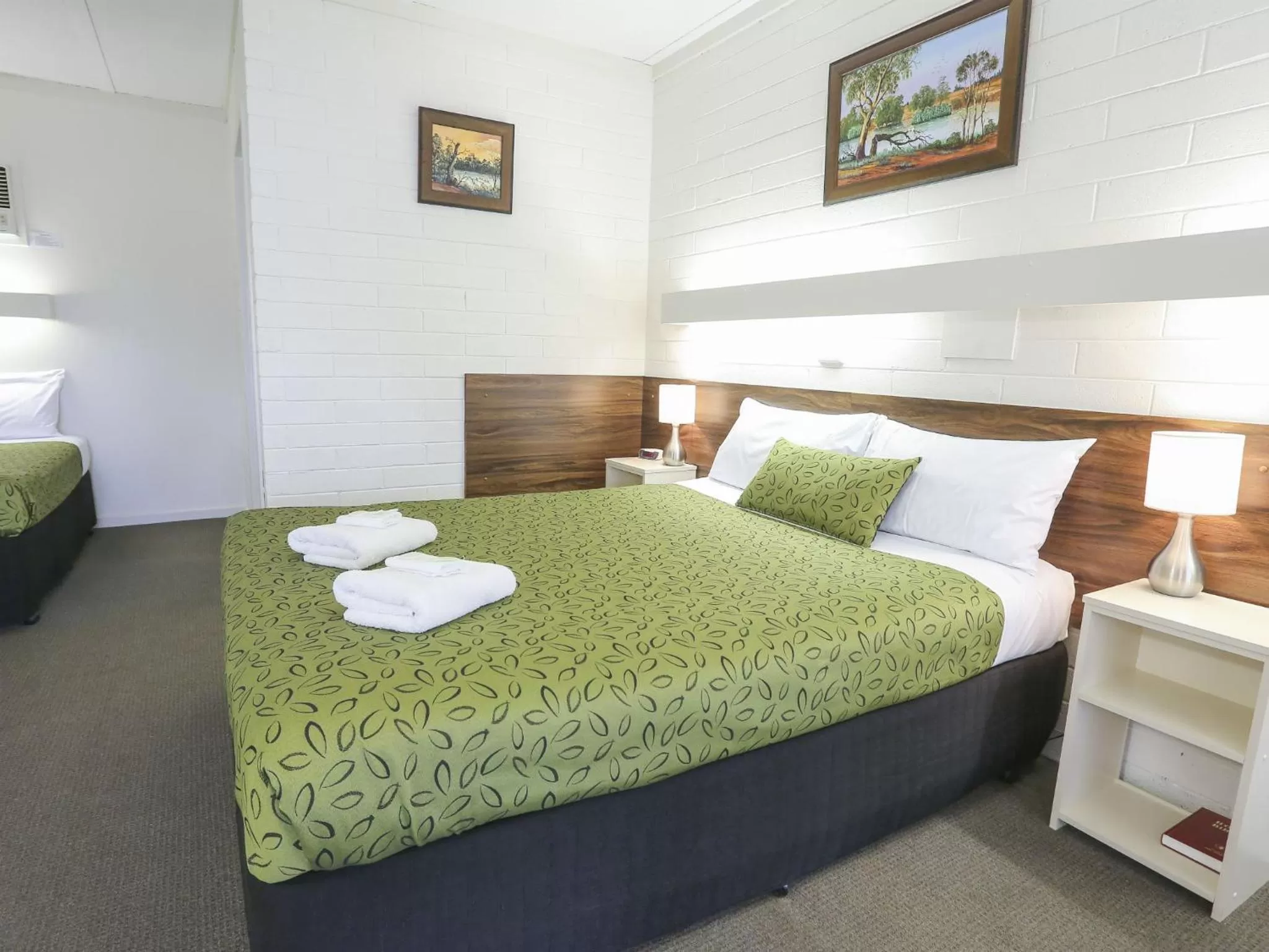 Photo of the whole room, Bed in 7th Street Motel