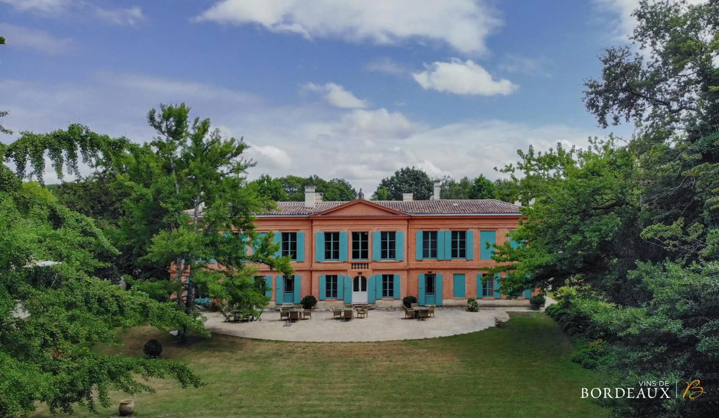 Property building in Chateau Pont Saint-Martin