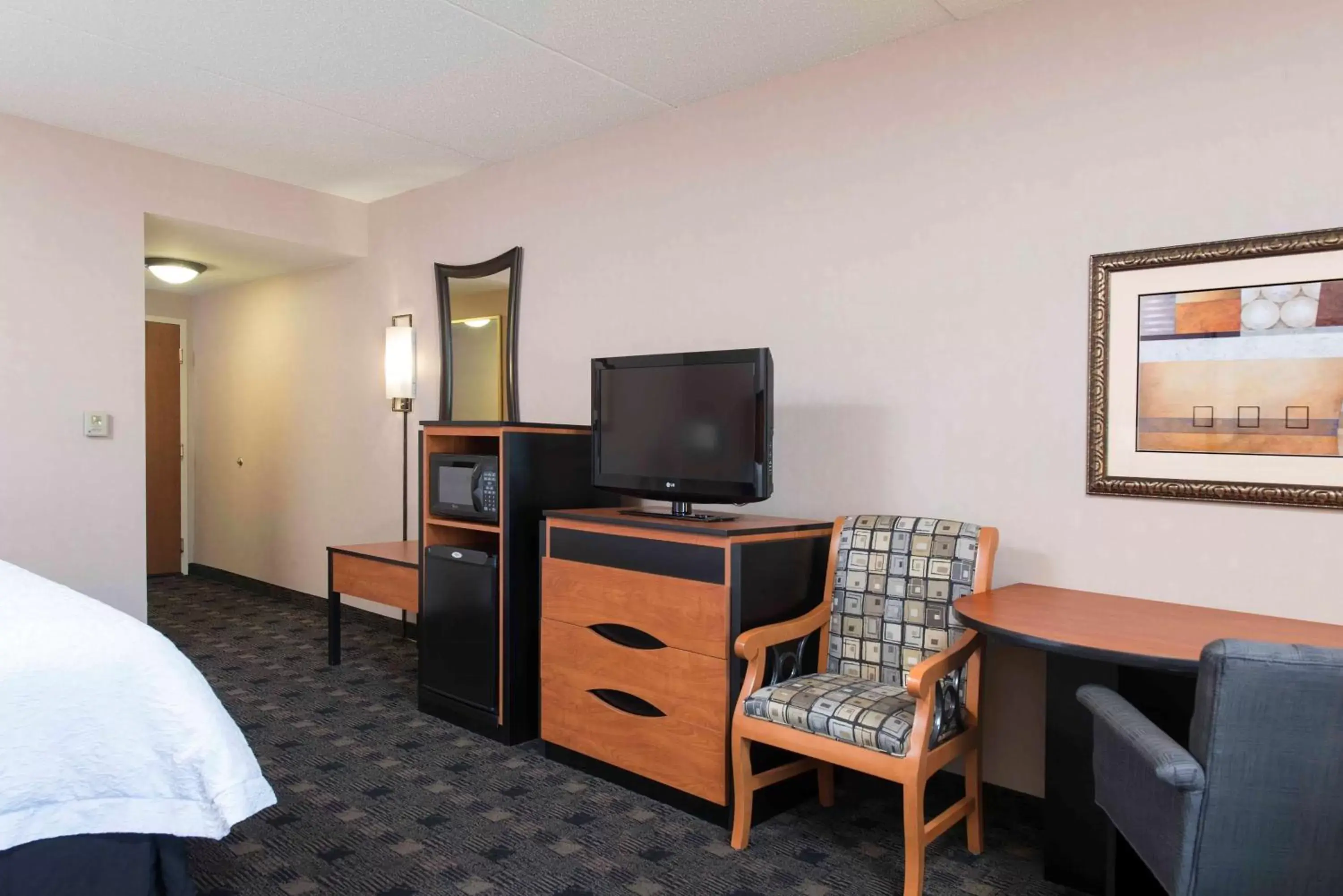 Bed, TV/Entertainment Center in Hampton Inn and Suites Indianapolis-Fishers