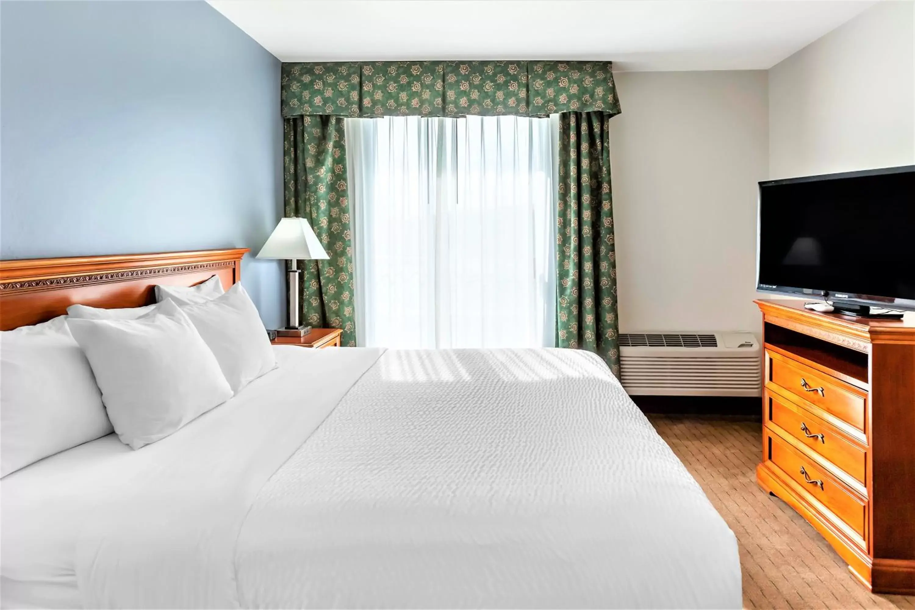 Queen Room - Accessible/Non-Smoking in Clarion Inn Ontario