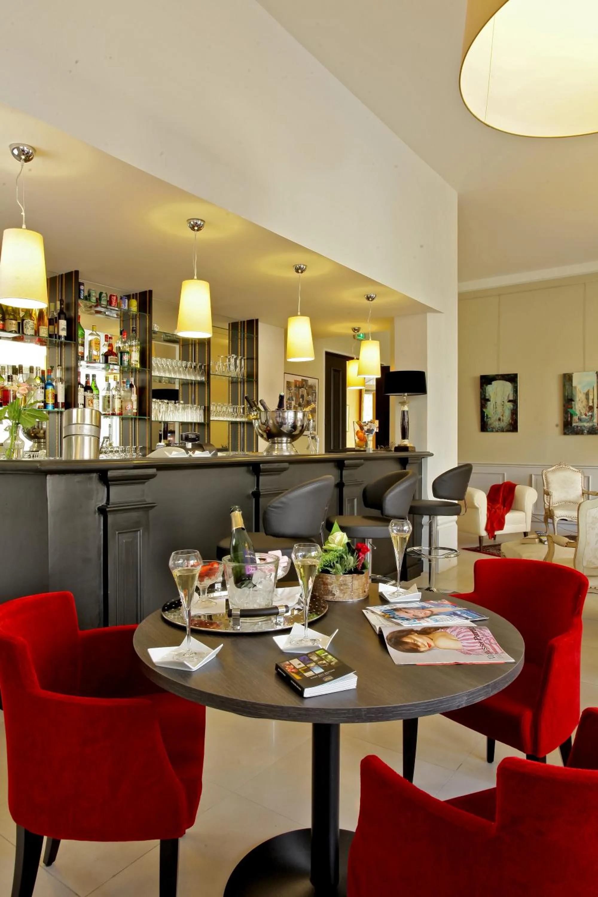 Restaurant/places to eat in Hotel Le Renoir