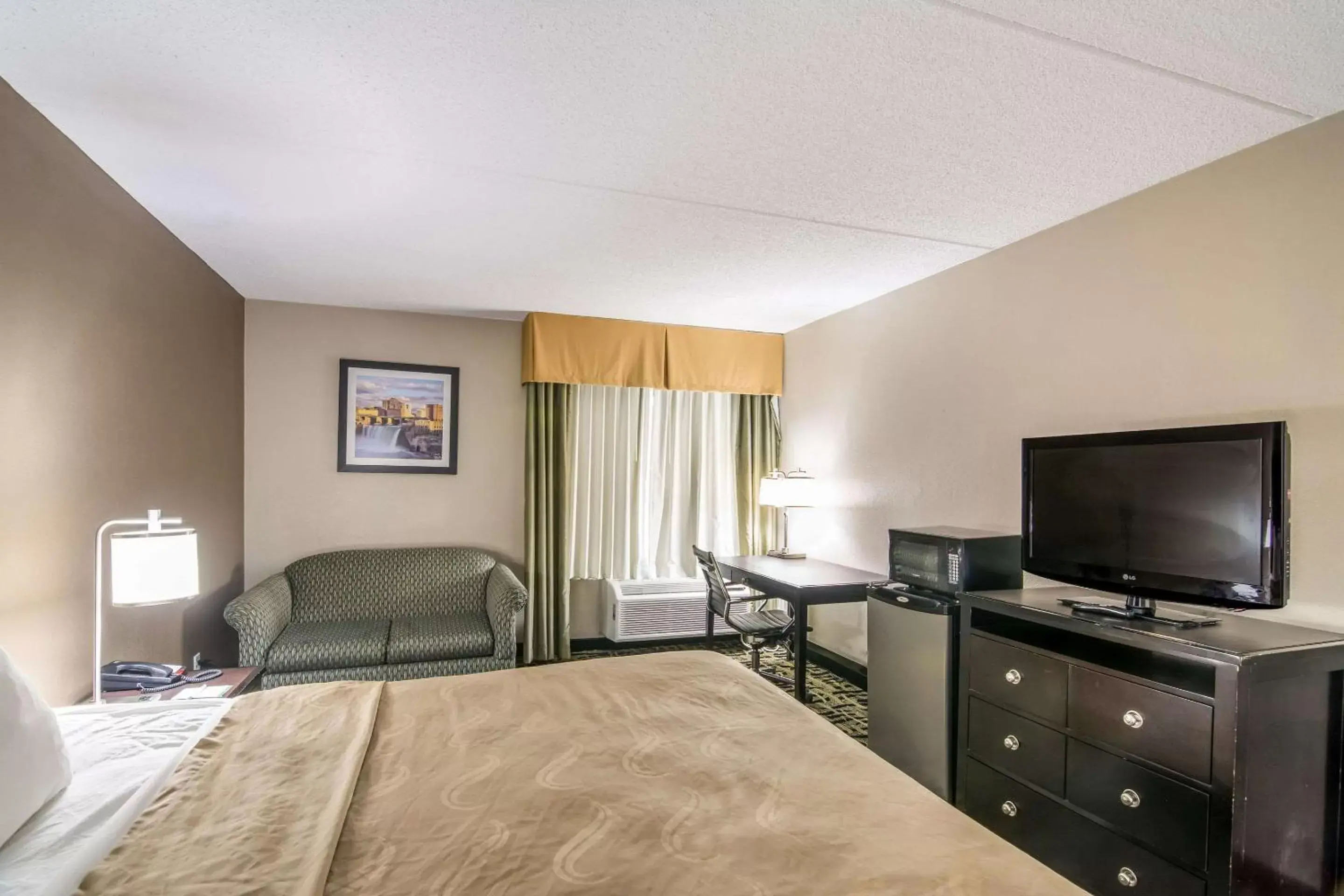 Photo of the whole room, TV/Entertainment Center in Quality Inn