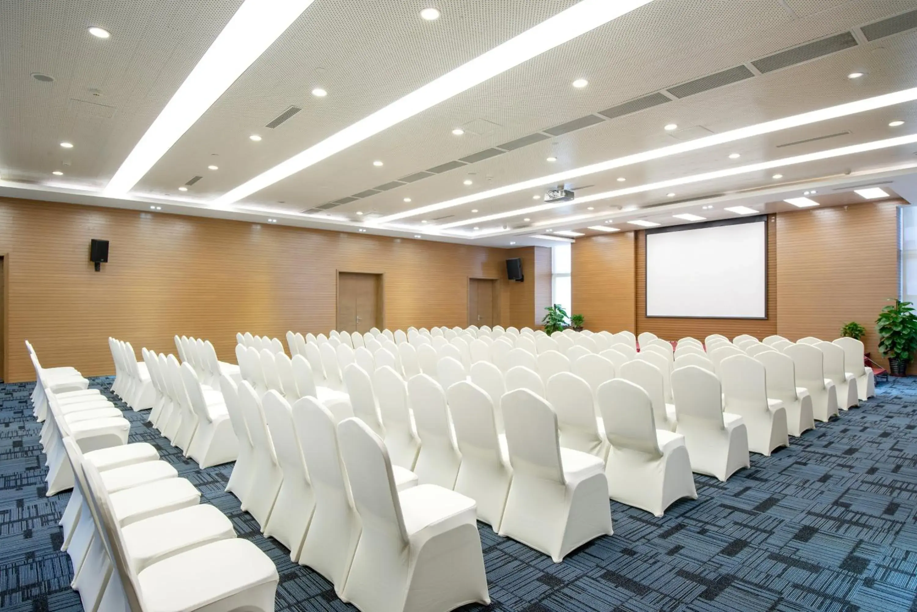 Meeting/conference room in Holiday Inn Express Chengdu West Gate, an IHG Hotel