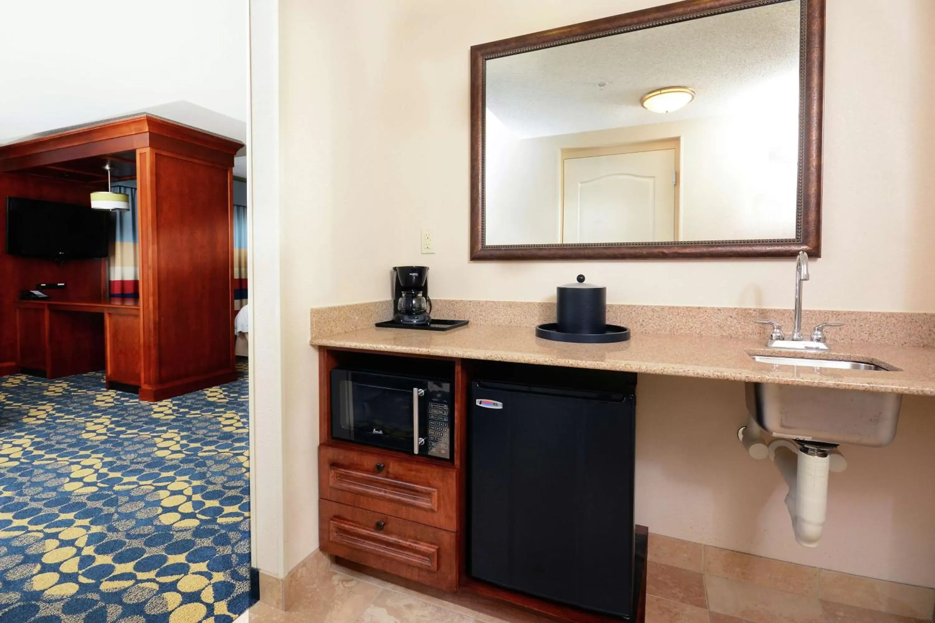 Bedroom, Bathroom in Hampton Inn & Suites Huntersville