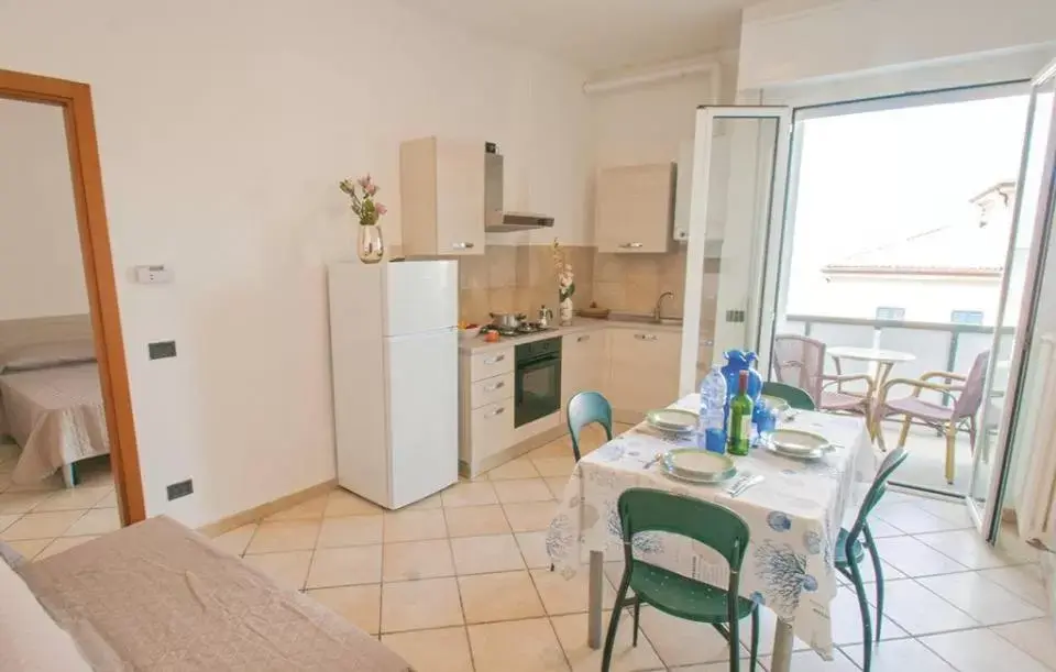 Dining area, Kitchen/Kitchenette in Residence Doral