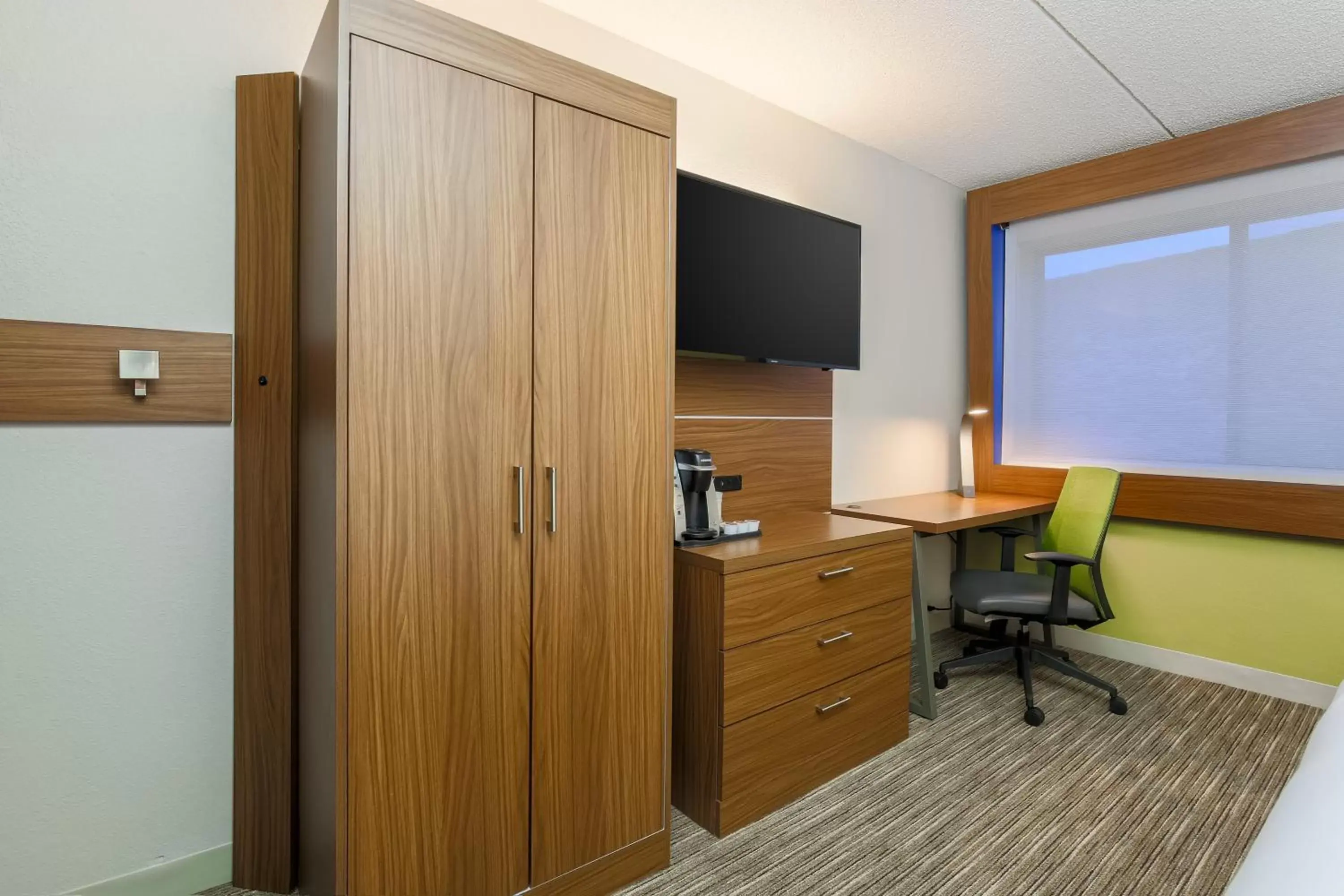 Photo of the whole room, TV/Entertainment Center in Holiday Inn Express Milwaukee - West Medical Center, an IHG Hotel