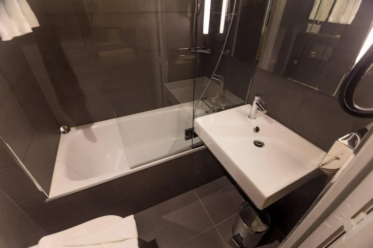 Bathroom in Hôtel Charing Cross