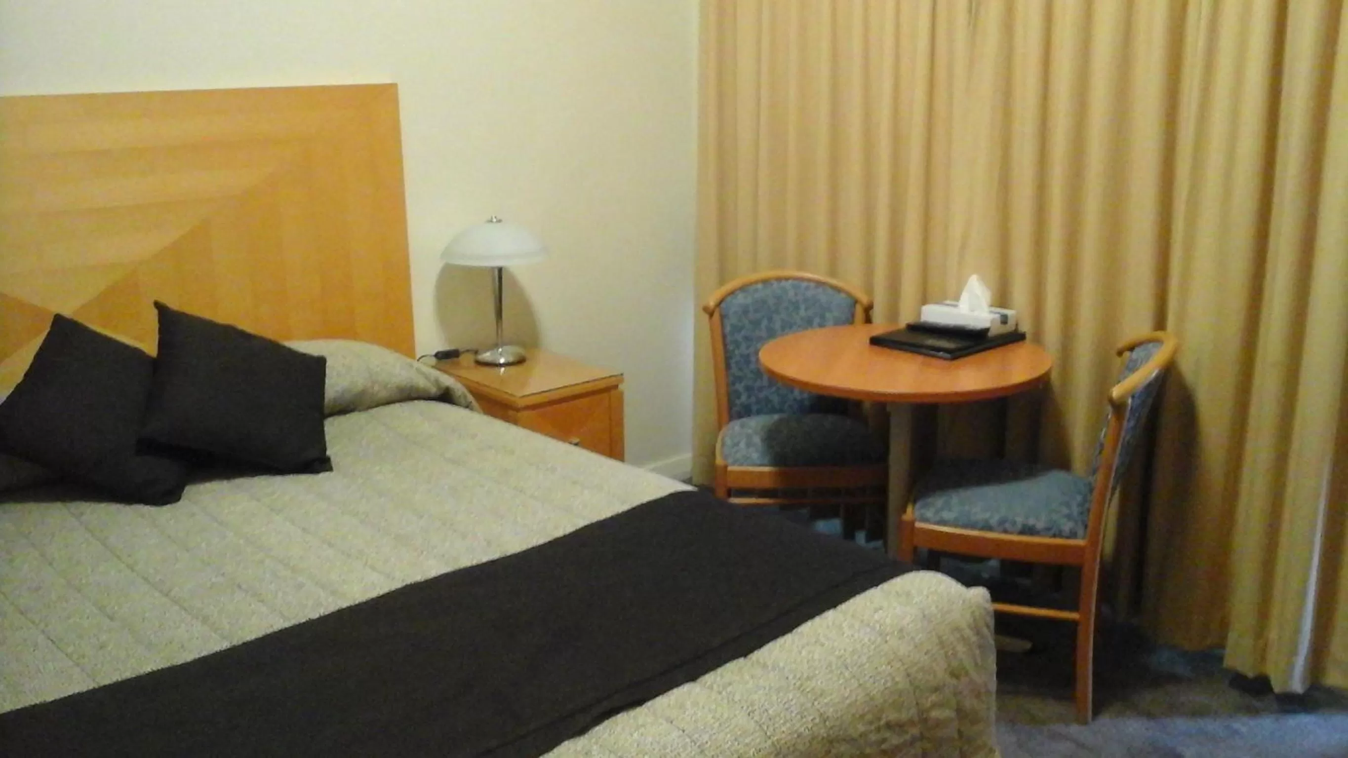 Dining area, Bed in Willows Motel