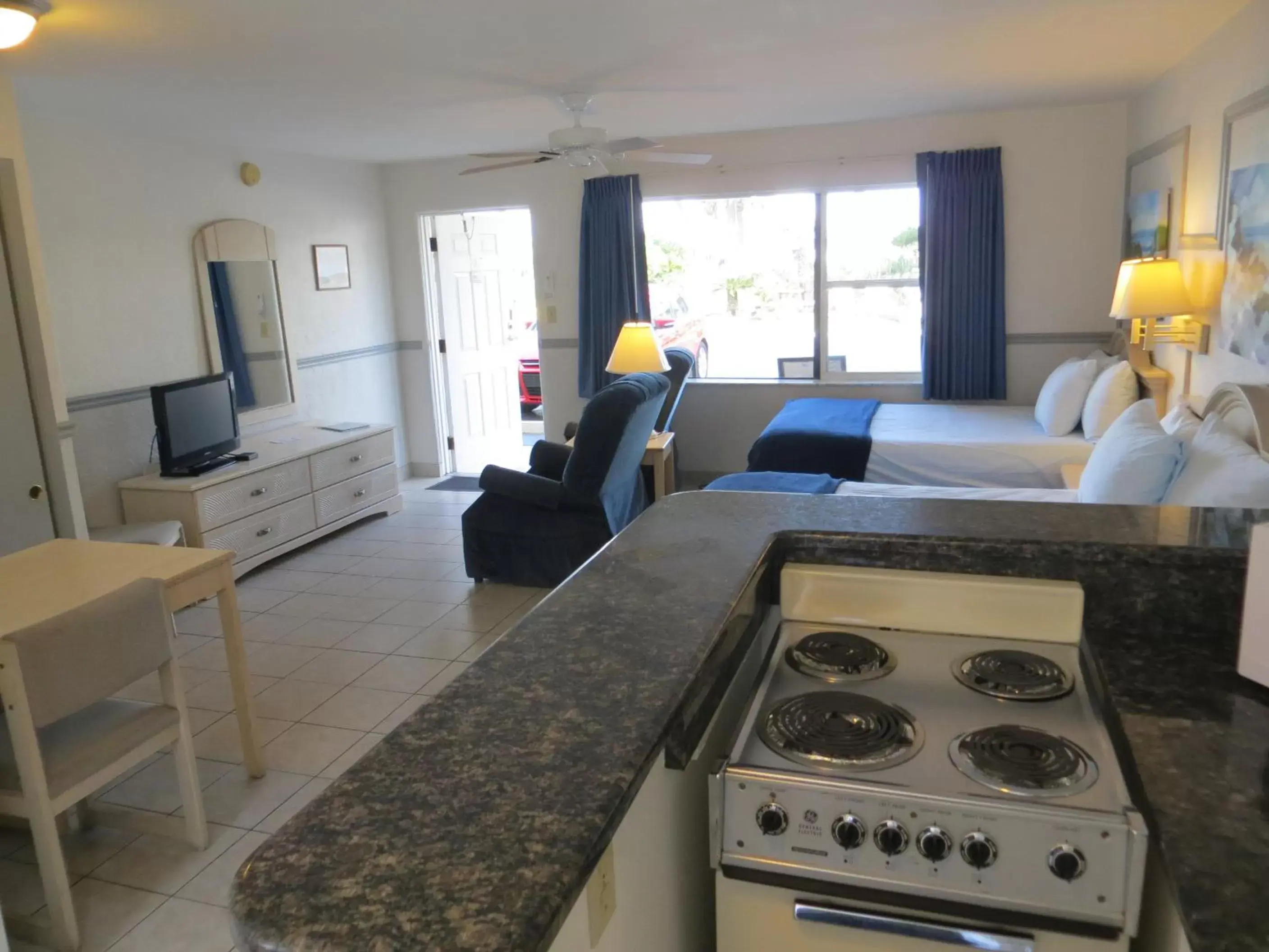 Kitchen or kitchenette in Sand Castle Motel