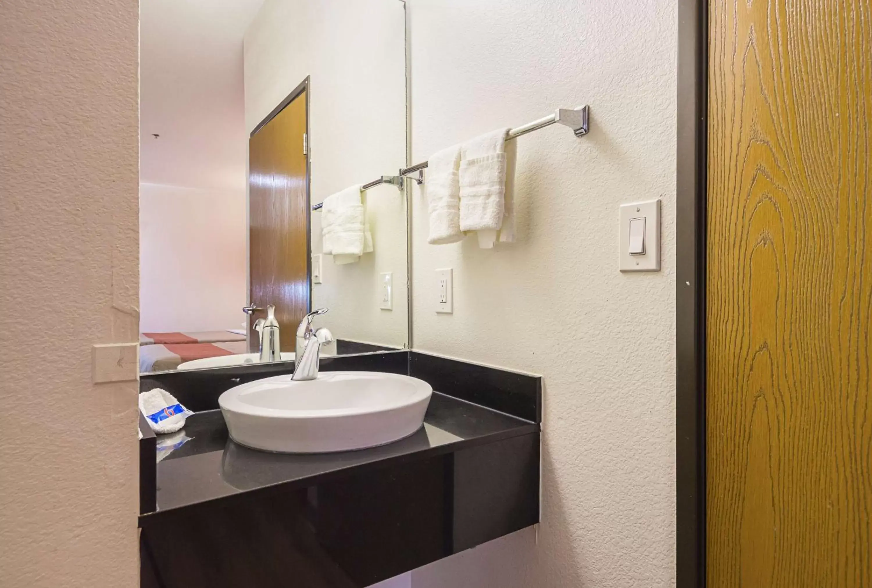 Bathroom in Motel 6 Dallas – Irving DFW Airport South