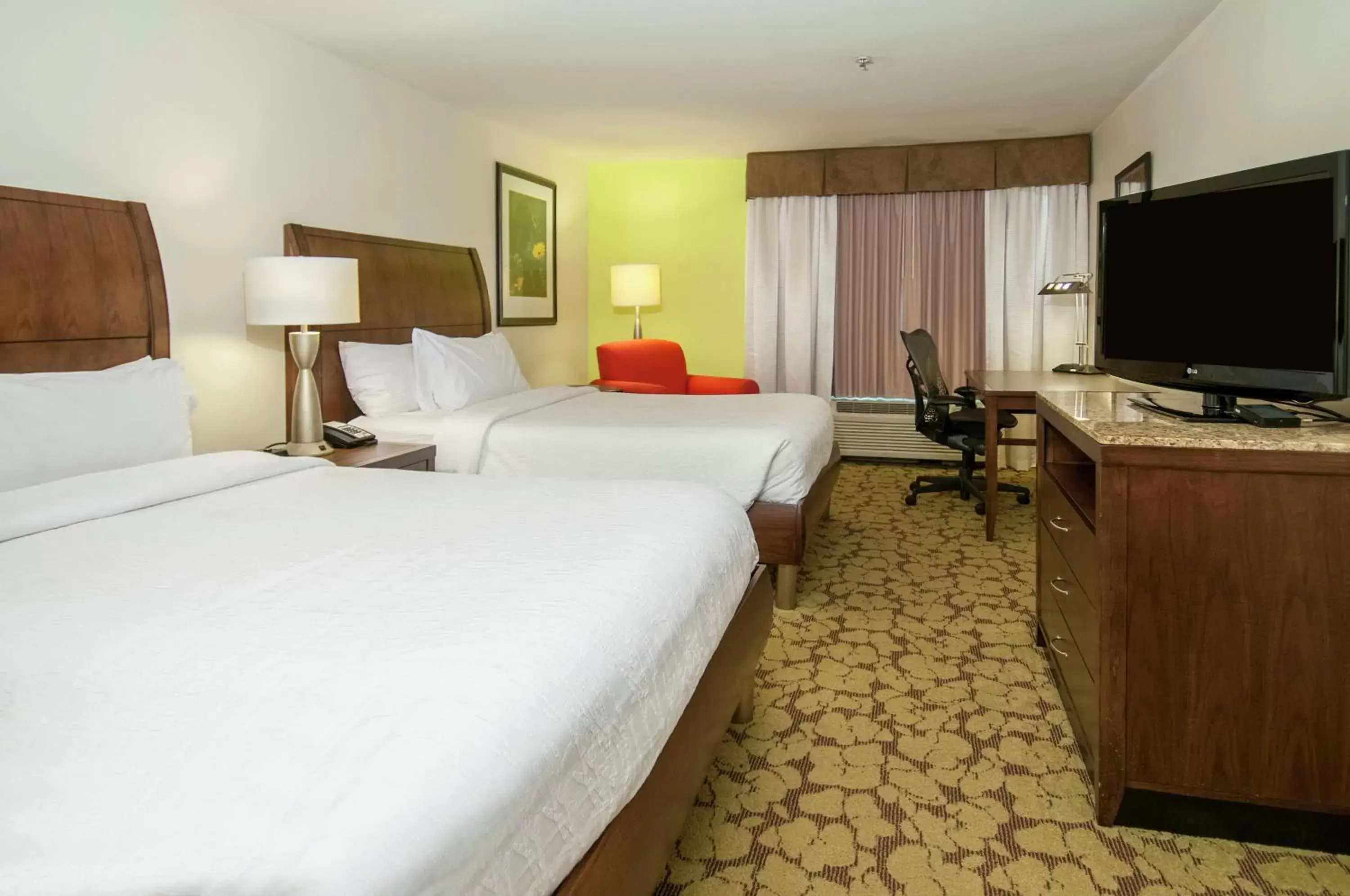 Bedroom, TV/Entertainment Center in Hilton Garden Inn New Orleans Airport