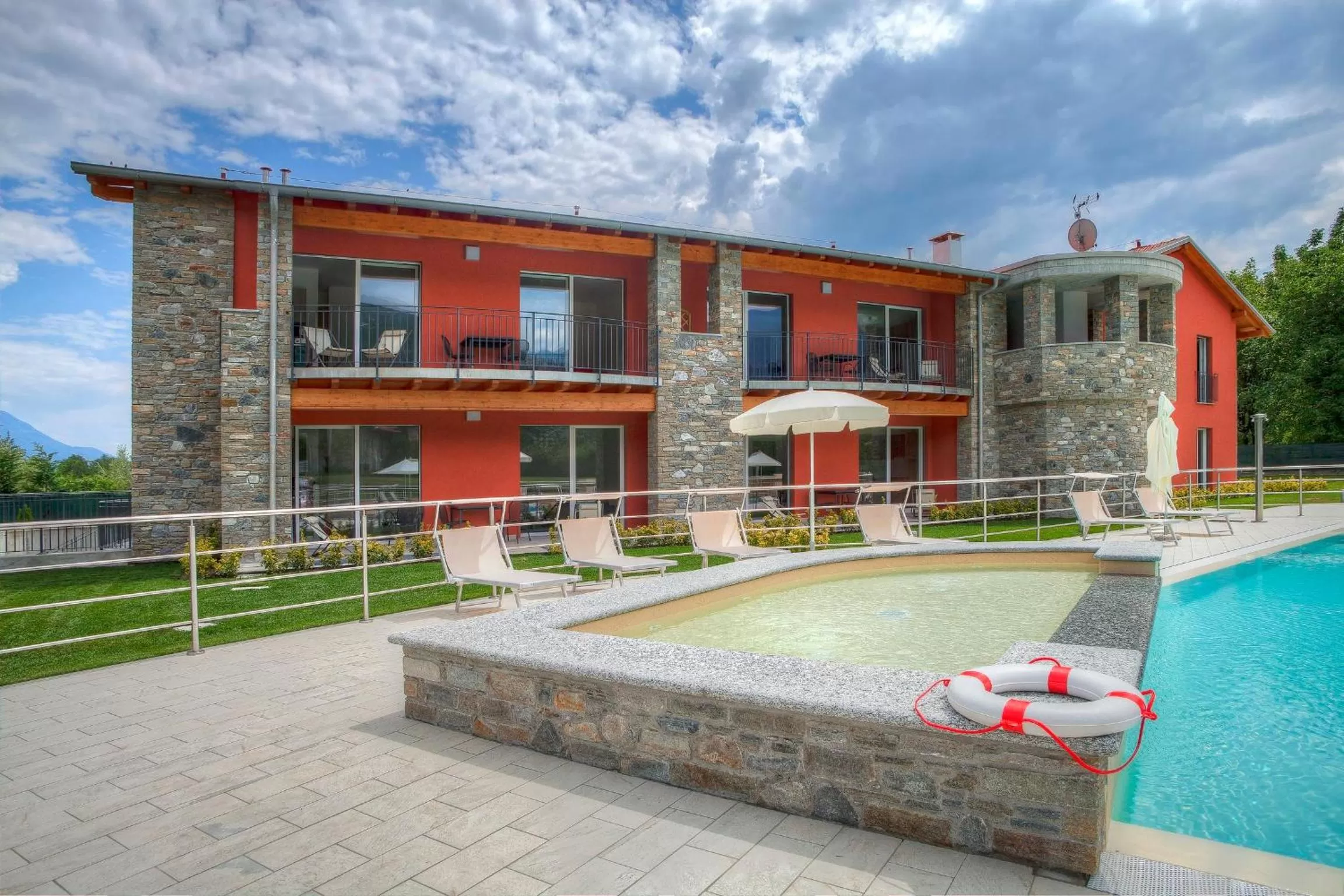 Property building, Swimming Pool in Residence Villa Paradiso