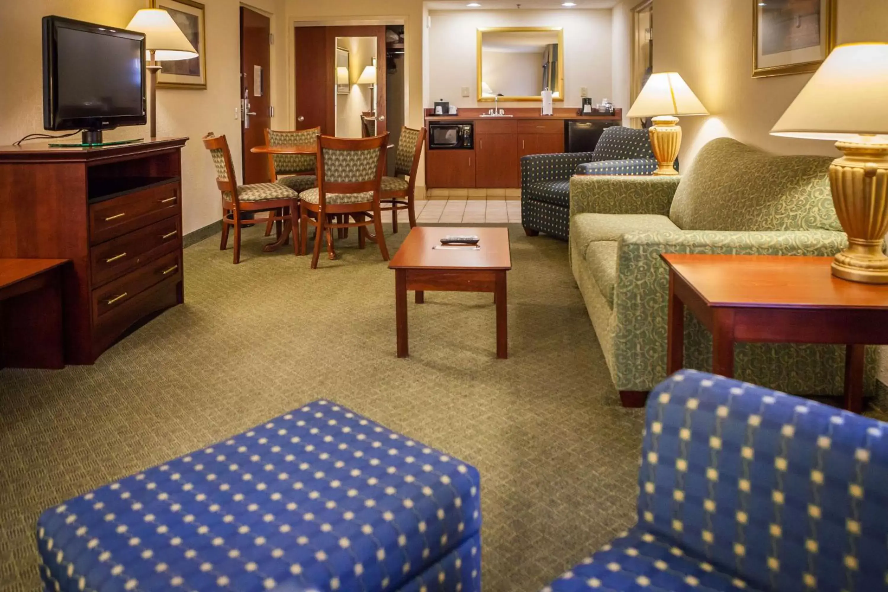 Bed, Seating Area in Hampton Inn & Suites, Springfield SW