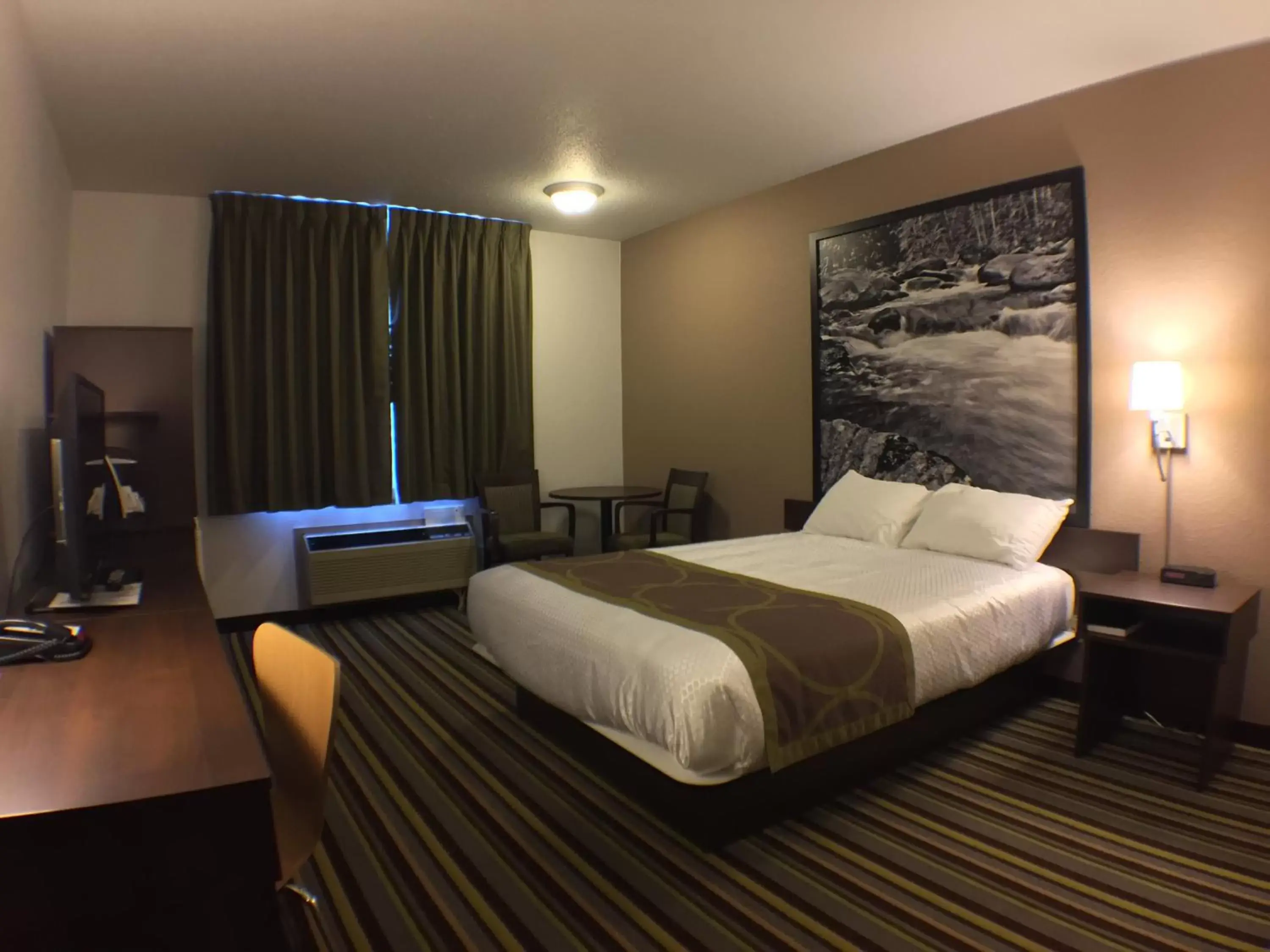 Queen Room - Mobility Access/Non-Smoking in Super 8 by Wyndham Kenora Queen Room - Mobility Access/Non-Smoking in Super 8 by Wyndham Kenora