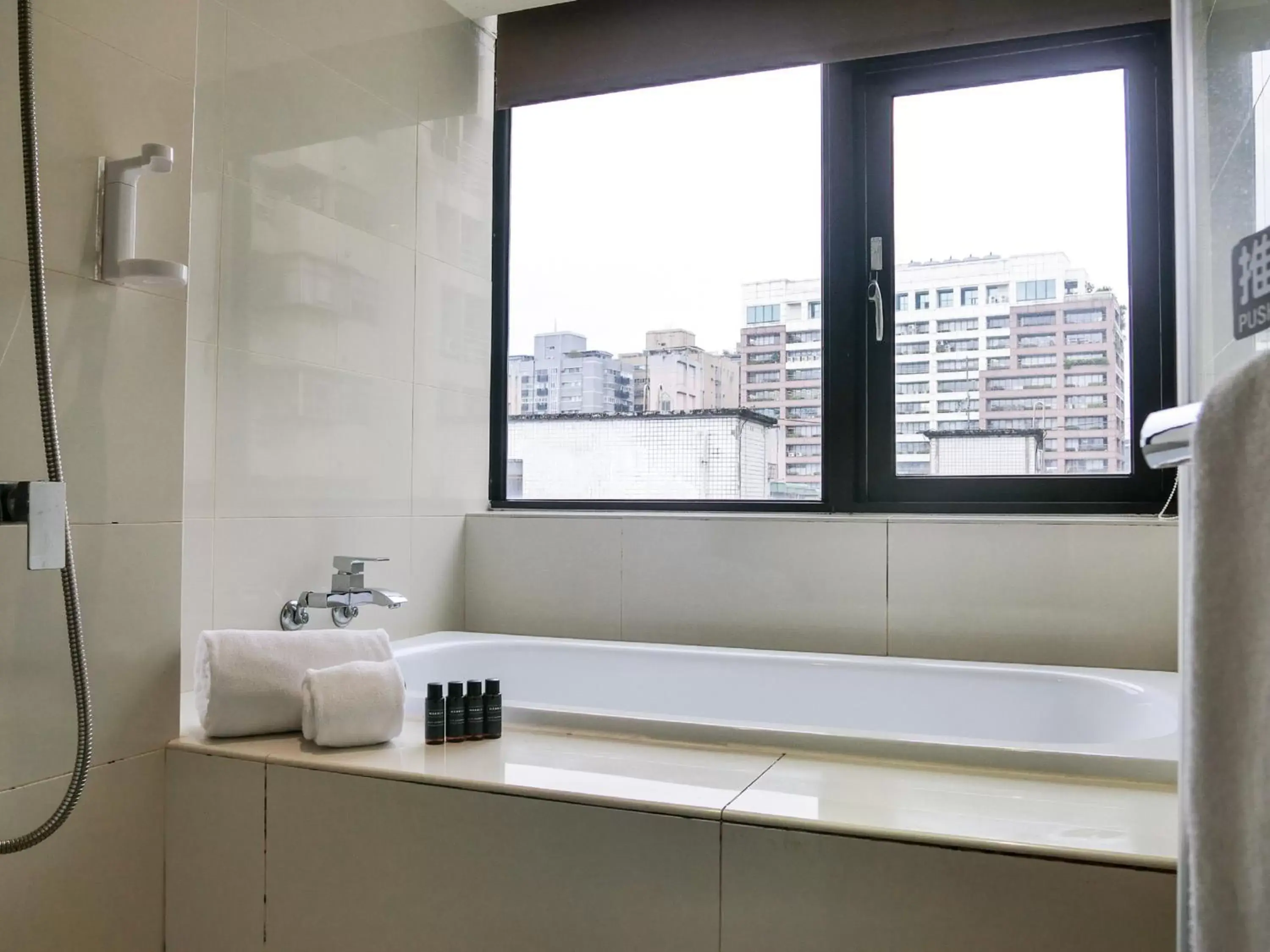 Bathroom in Guide Hotel Taipei Bade Bathroom in Guide Hotel Taipei Bade