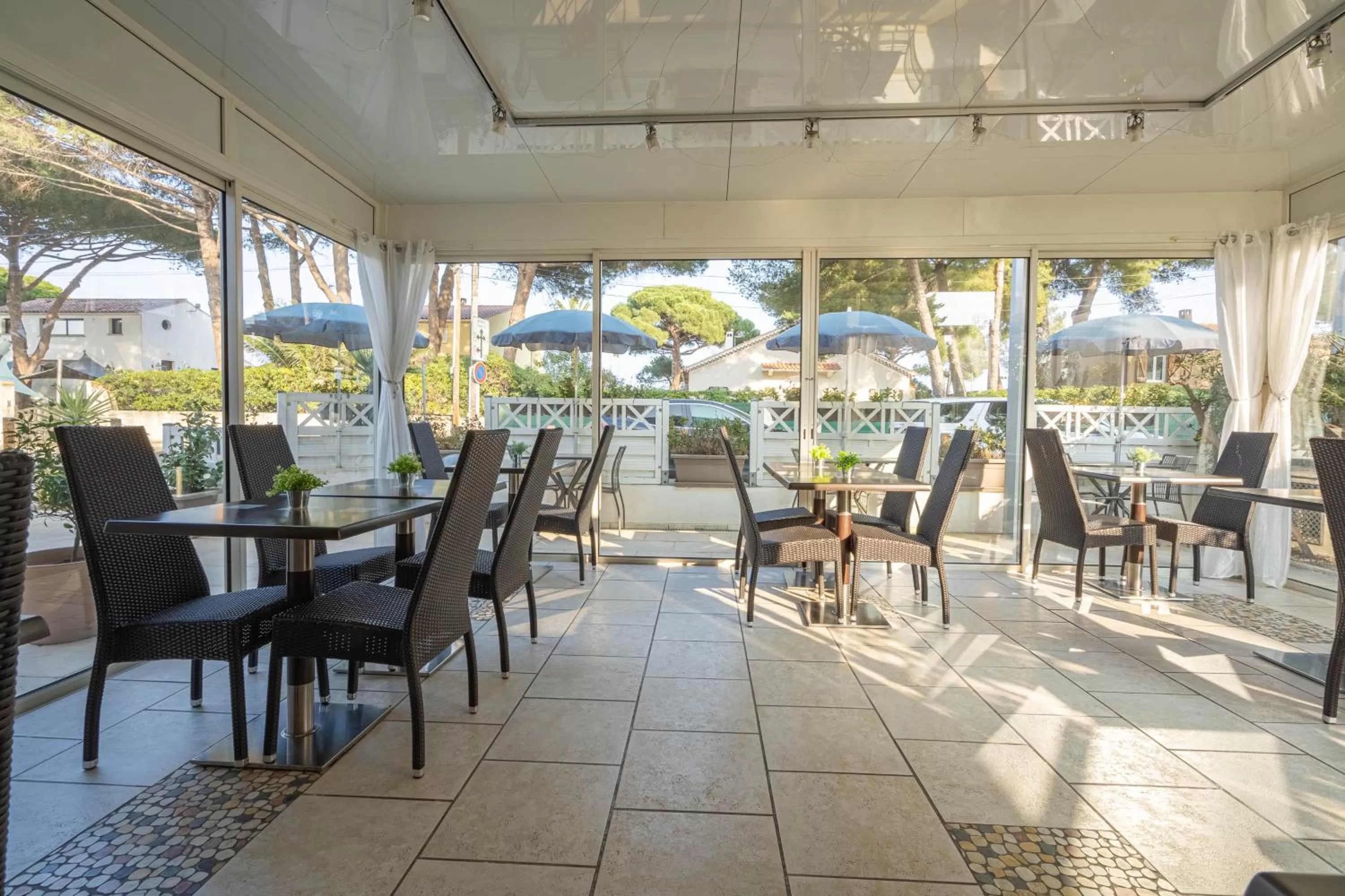 Patio in Hôtel Le Méditerranée