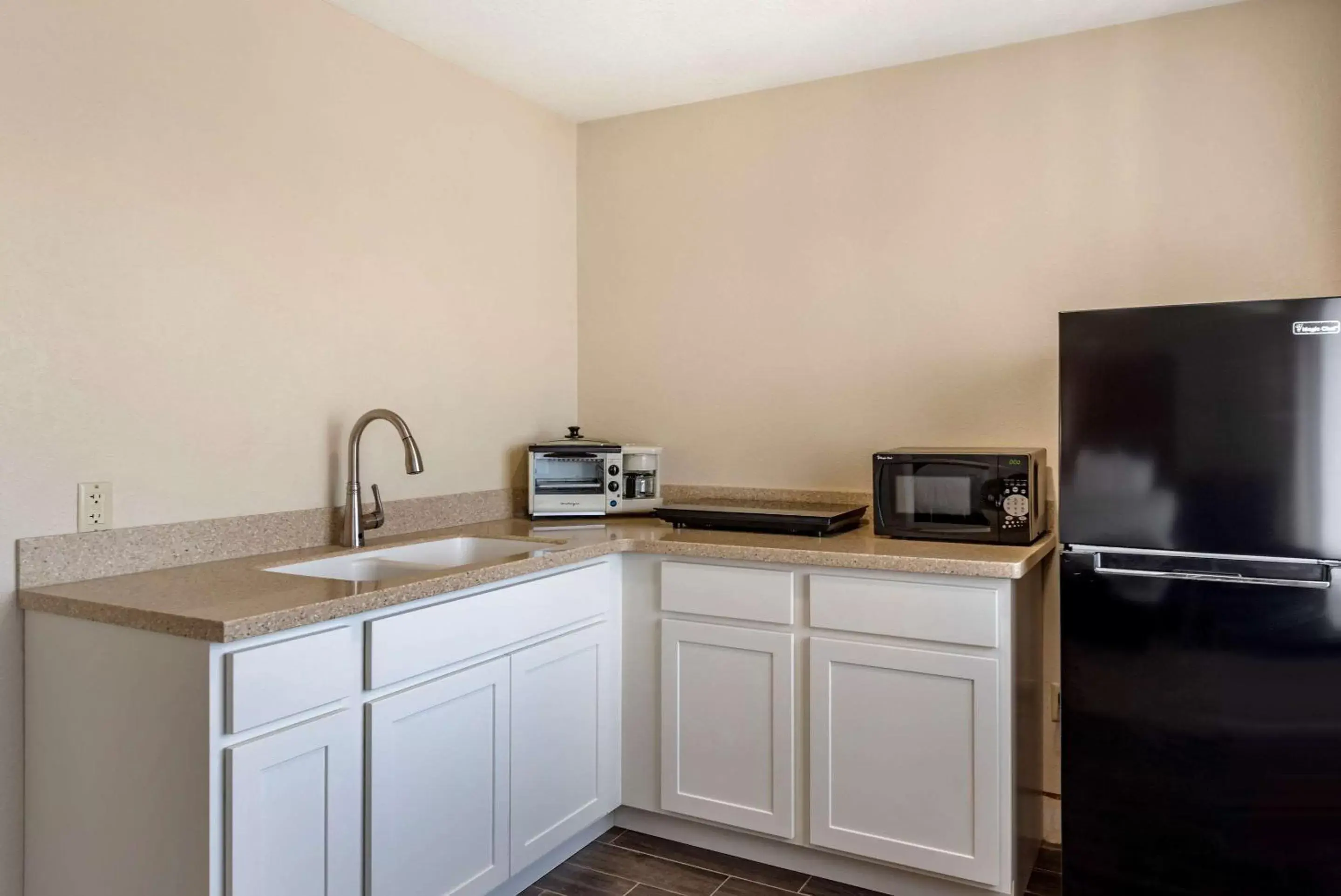 Photo of the whole room, Kitchen/Kitchenette in Comfort Inn Crawfordsville