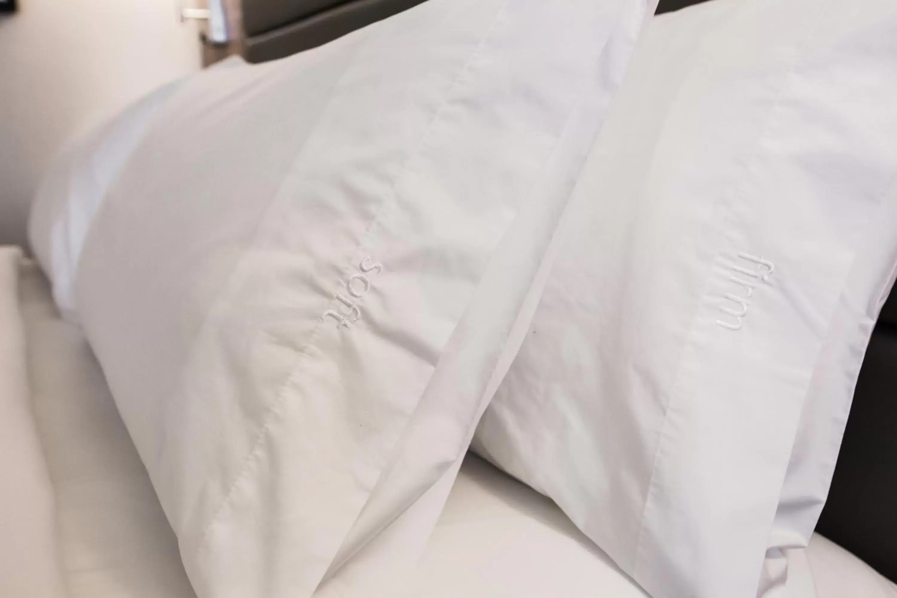 Bed in Holiday Inn Hotel & Suites Calgary South - Conference Ctr by IHG Bed in Holiday Inn Hotel & Suites Calgary South - Conference Ctr by IHG