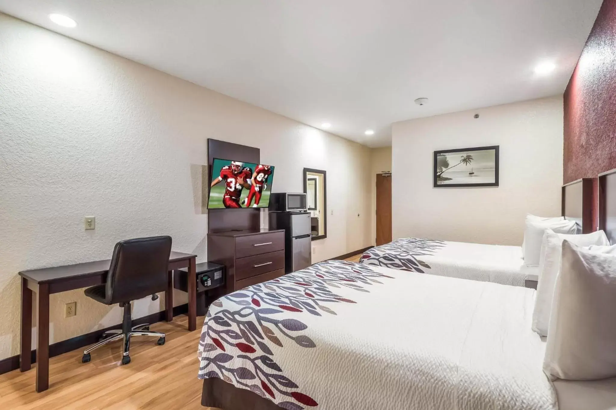 Photo of the whole room, TV/Entertainment Center in Red Roof Inn Ocala