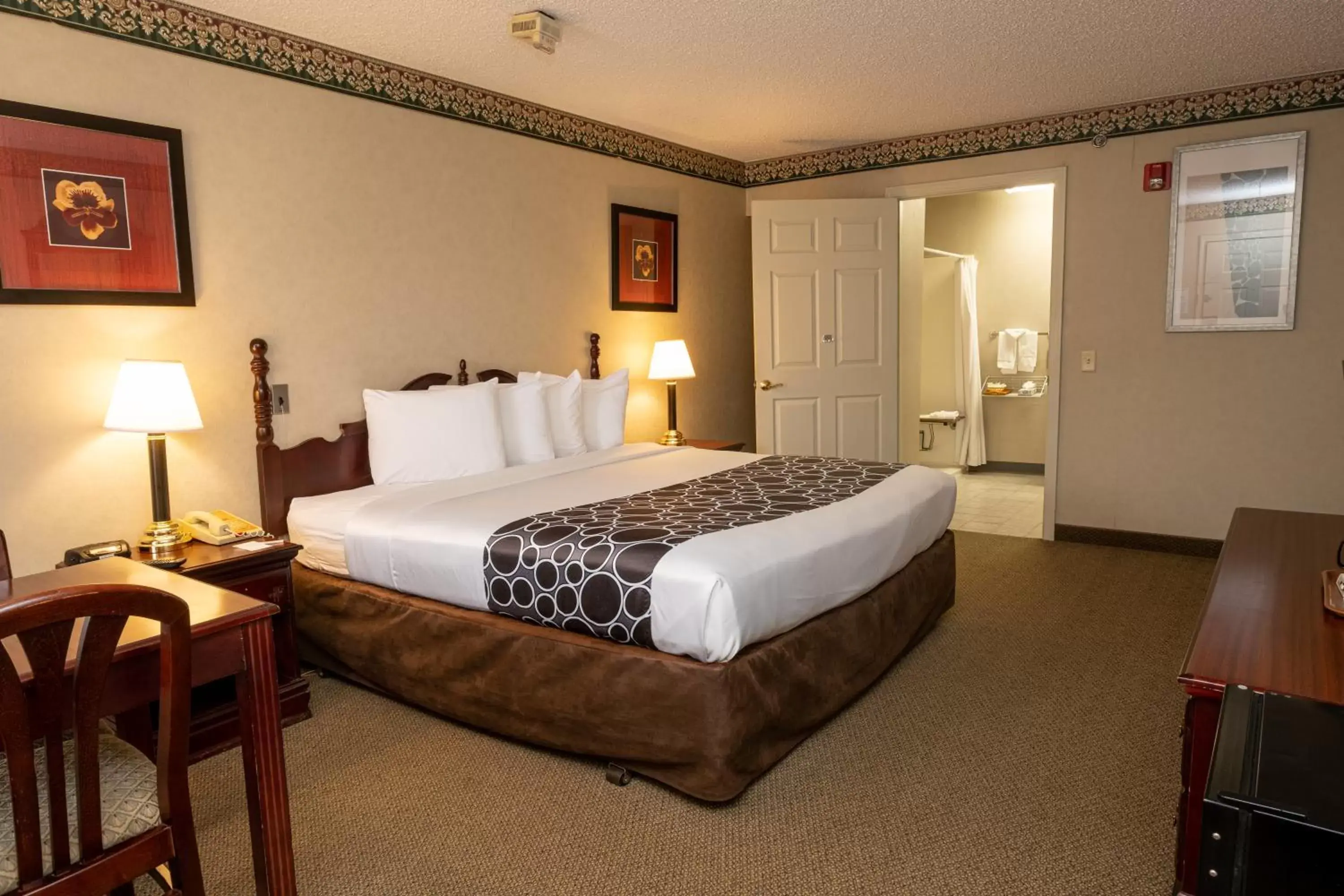 Photo of the whole room, Bed in Hilltop Inn & Suites - North Stonington